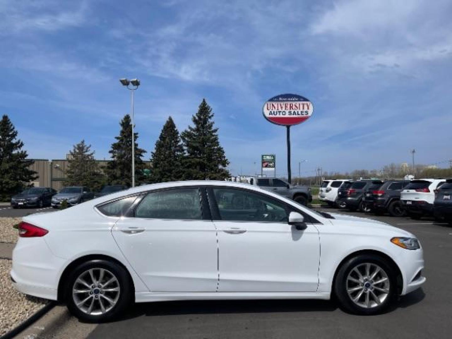 2017 Oxford White Clearcoat Ford Fusion SE (3FA6P0H78HR) with an 2.5L L4 DOHC 16V engine, 6-Speed Automatic transmission, located at 3301 W Hwy 13, Burnsville, MN, 55337, (952) 460-3200, 44.775333, -93.320808 - Photo#10