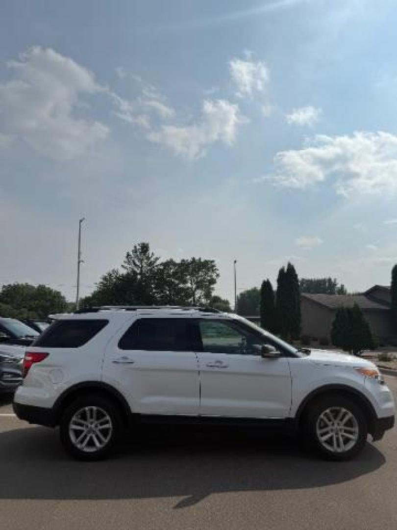 2015 White Platinum Metal Ford Explorer XLT 4WD (1FM5K8D84FG) with an 3.5L V6 DOHC 24V engine, 6-Speed Automatic transmission, located at 3301 W Hwy 13, Burnsville, MN, 55337, (952) 460-3200, 44.775333, -93.320808 - Photo#3