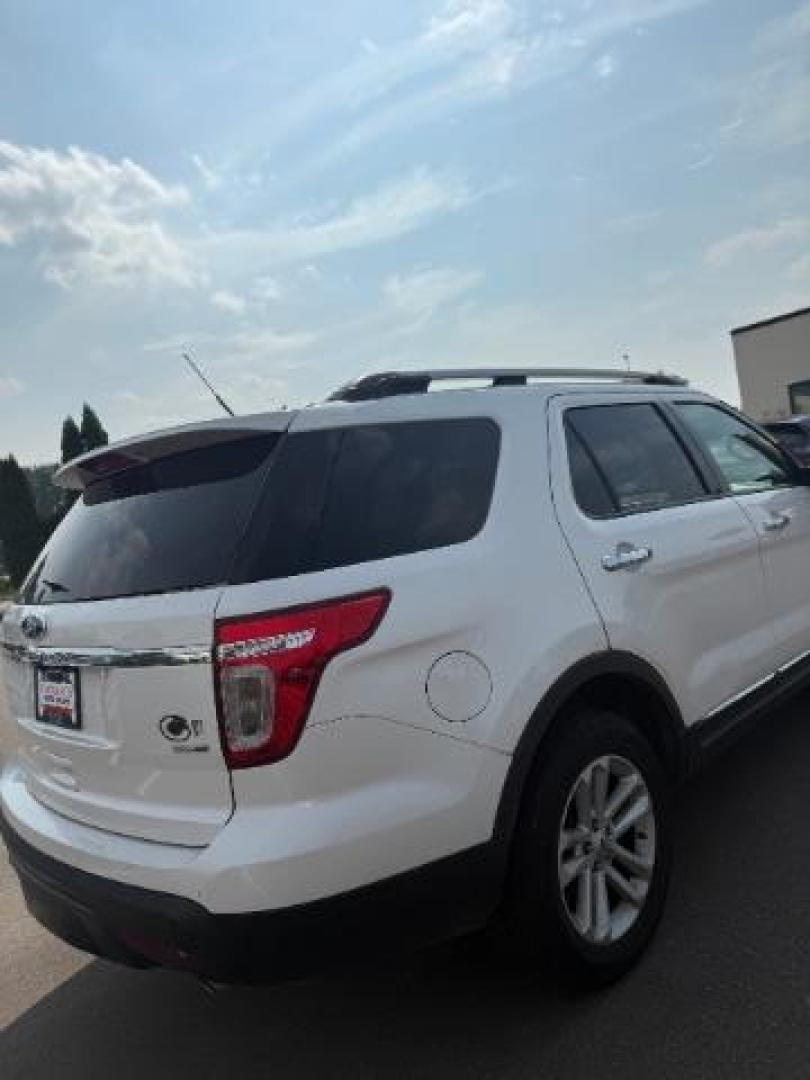2015 White Platinum Metal Ford Explorer XLT 4WD (1FM5K8D84FG) with an 3.5L V6 DOHC 24V engine, 6-Speed Automatic transmission, located at 3301 W Hwy 13, Burnsville, MN, 55337, (952) 460-3200, 44.775333, -93.320808 - Photo#5