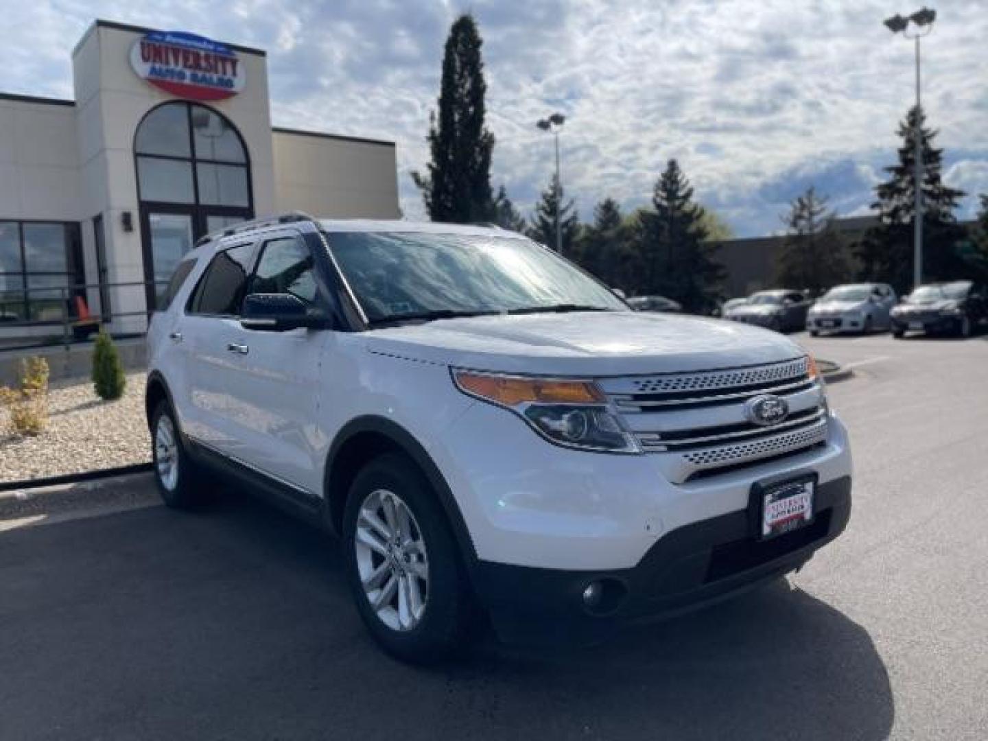 2015 White Platinum Metallic Tri-coat Ford Explorer XLT 4WD (1FM5K8D84FG) with an 3.5L V6 DOHC 24V engine, 6-Speed Automatic transmission, located at 3301 W Hwy 13, Burnsville, MN, 55337, (952) 460-3200, 44.775333, -93.320808 - Photo#0