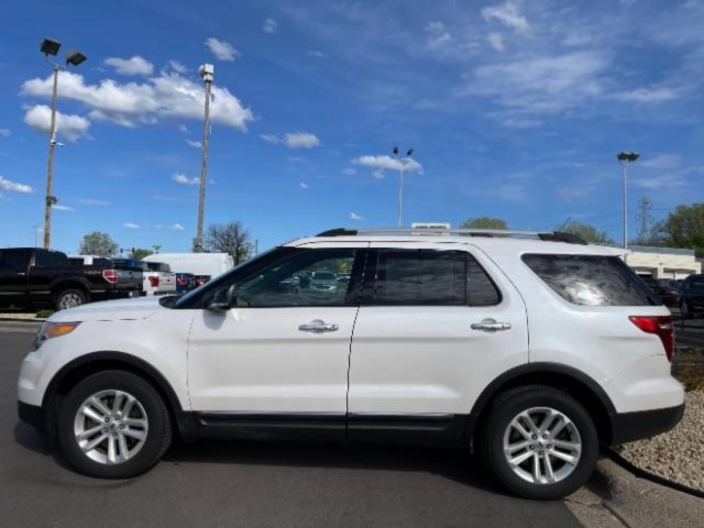 2015 White Platinum Metallic Tri-coat Ford Explorer XLT 4WD (1FM5K8D84FG) with an 3.5L V6 DOHC 24V engine, 6-Speed Automatic transmission, located at 3301 W Hwy 13, Burnsville, MN, 55337, (952) 460-3200, 44.775333, -93.320808 - Photo#3