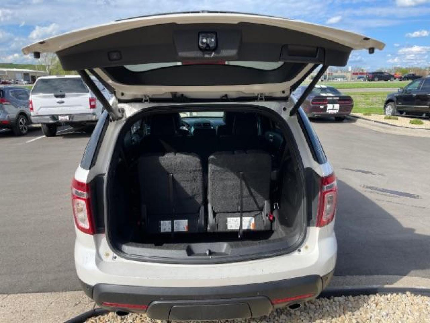 2015 White Platinum Metallic Tri-coat Ford Explorer XLT 4WD (1FM5K8D84FG) with an 3.5L V6 DOHC 24V engine, 6-Speed Automatic transmission, located at 3301 W Hwy 13, Burnsville, MN, 55337, (952) 460-3200, 44.775333, -93.320808 - Photo#5