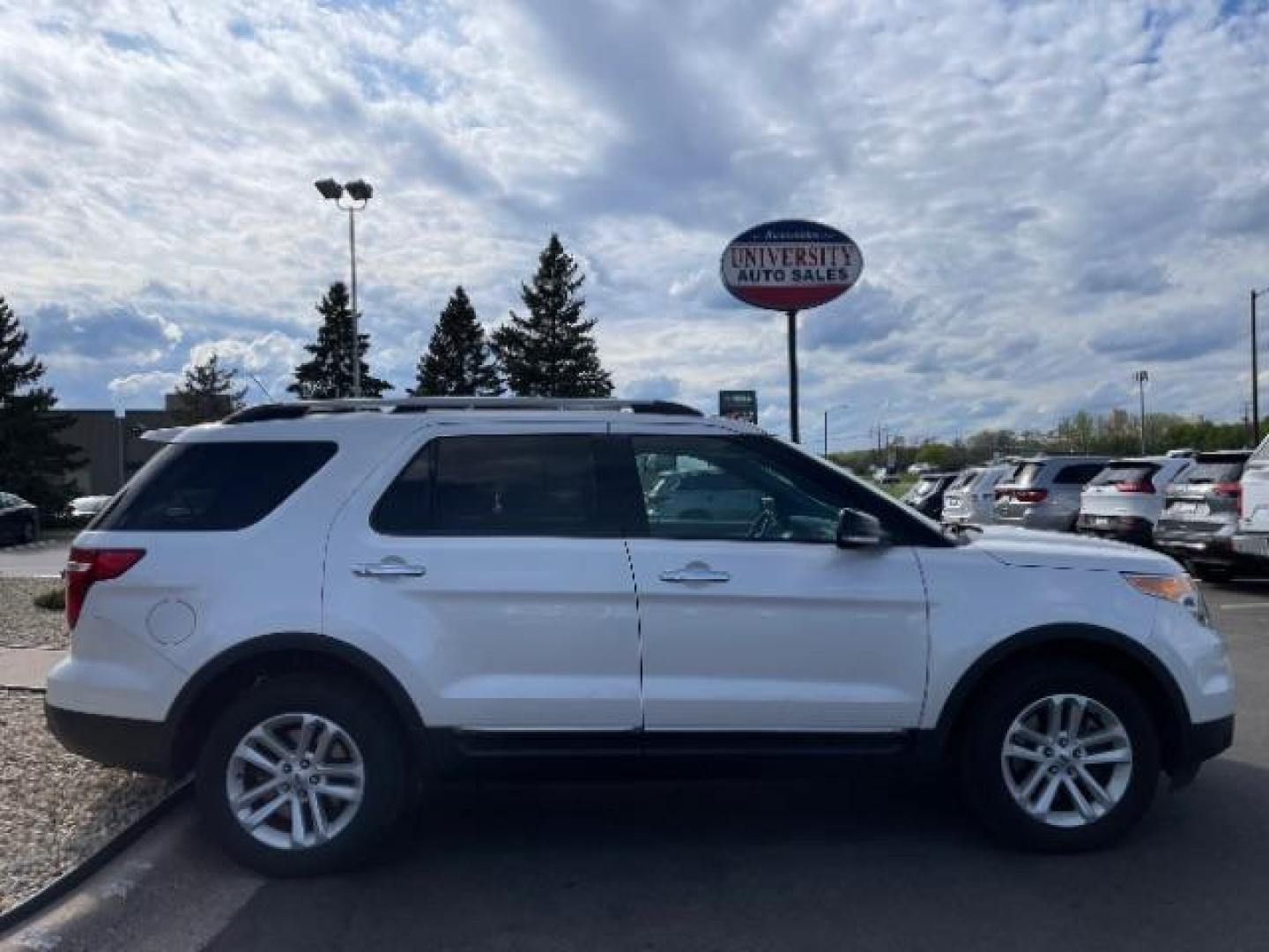 2015 White Platinum Metallic Tri-coat Ford Explorer XLT 4WD (1FM5K8D84FG) with an 3.5L V6 DOHC 24V engine, 6-Speed Automatic transmission, located at 3301 W Hwy 13, Burnsville, MN, 55337, (952) 460-3200, 44.775333, -93.320808 - Photo#7