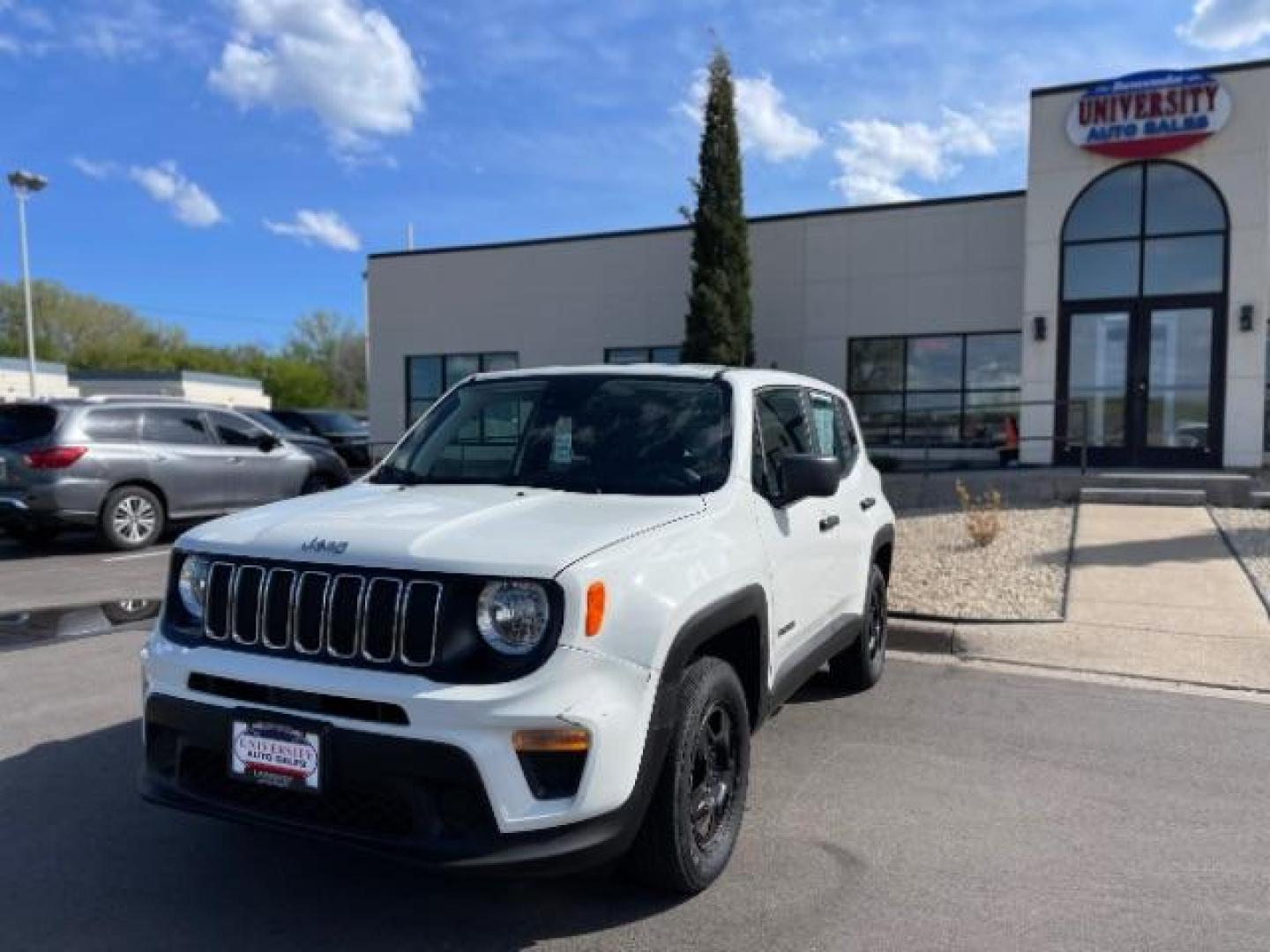 2021 Alpine White Clear Coat Jeep Renegade SPORT UTILITY 4-DR (ZACNJDAB6MP) with an 2.4L L4 DOHC 16V engine, 6-Speed Manual transmission, located at 3301 W Hwy 13, Burnsville, MN, 55337, (952) 460-3200, 44.775333, -93.320808 - Photo#5