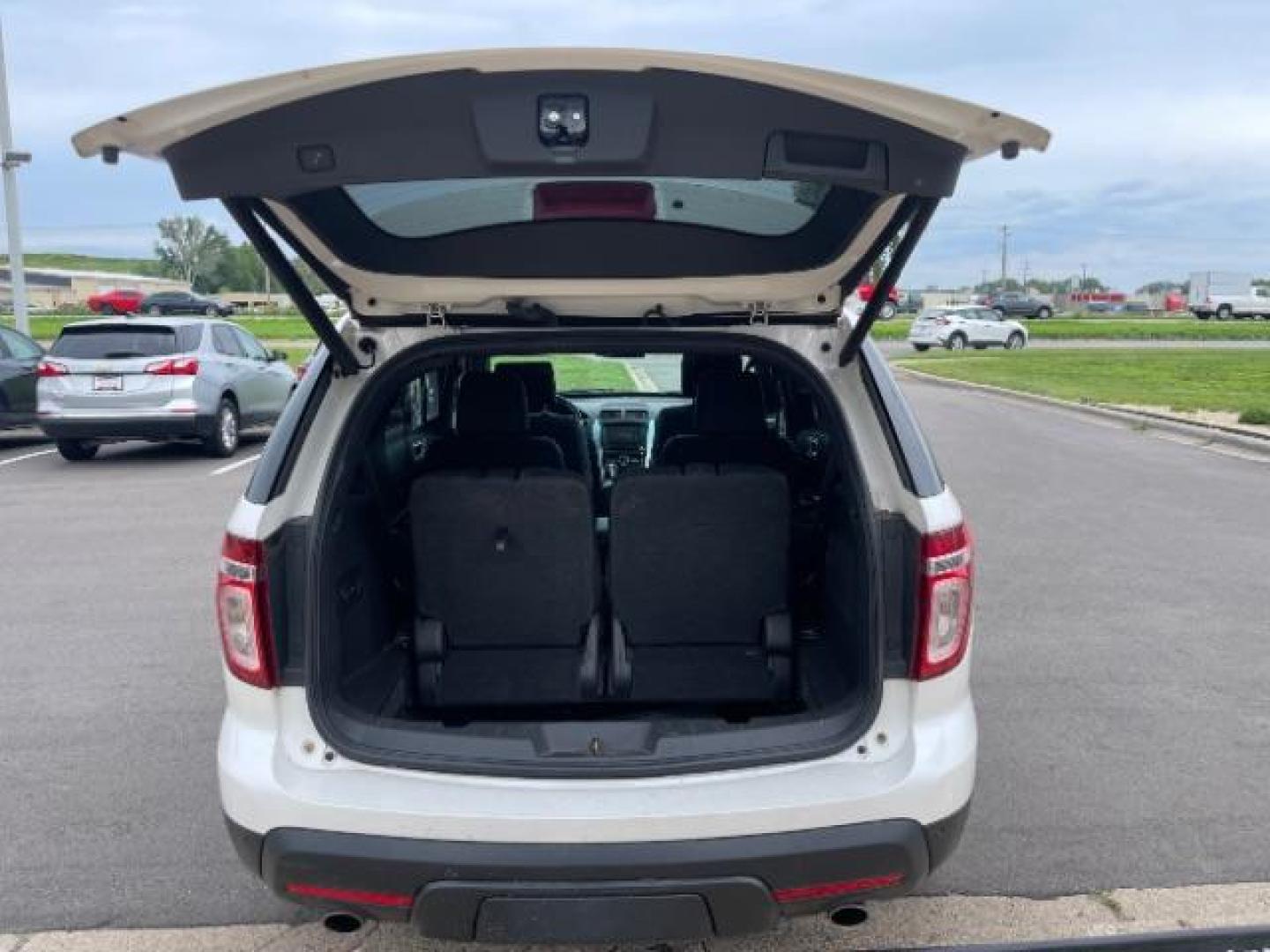 2015 White Platinum Metallic Tri-coat Ford Explorer SPORT UTILITY 4-DR (1FM5K8F82FG) with an 3.5L V6 DOHC 24V engine, 6-Speed Automatic transmission, located at 745 S Robert St, St. Paul, MN, 55107, (651) 222-2991, 44.923389, -93.081215 - Photo#5