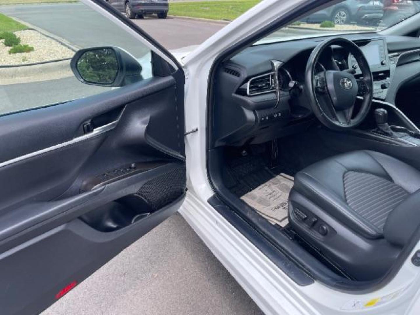 2022 Super White Toyota Camry SE (4T1G11AK0NU) with an 2.5L L4 DOHC 16V engine, 8-Speed Automatic transmission, located at 745 S Robert St, St. Paul, MN, 55107, (651) 222-2991, 44.923389, -93.081215 - Photo#9