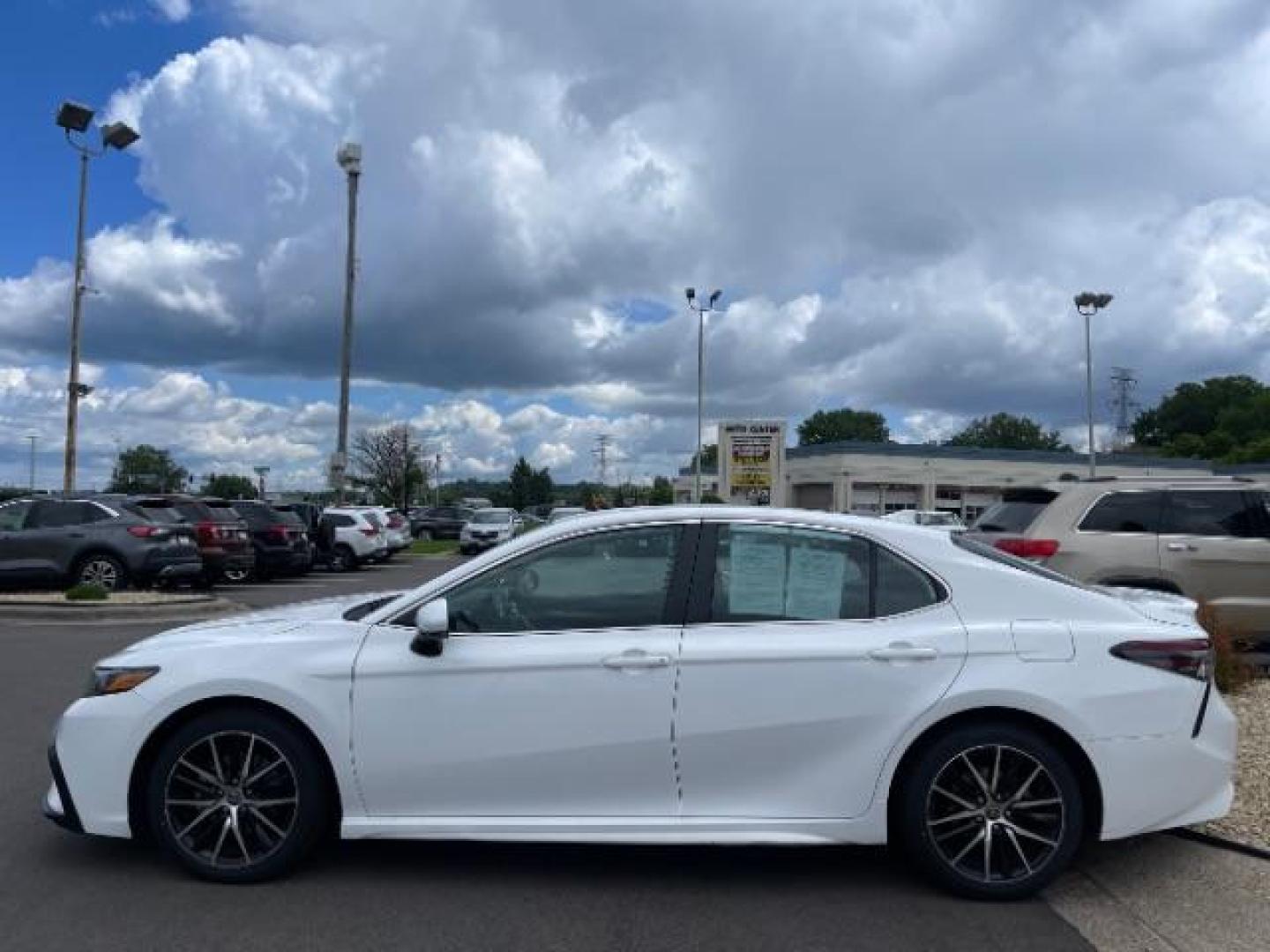 2022 Super White Toyota Camry SE (4T1G11AK0NU) with an 2.5L L4 DOHC 16V engine, 8-Speed Automatic transmission, located at 745 S Robert St, St. Paul, MN, 55107, (651) 222-2991, 44.923389, -93.081215 - Photo#3