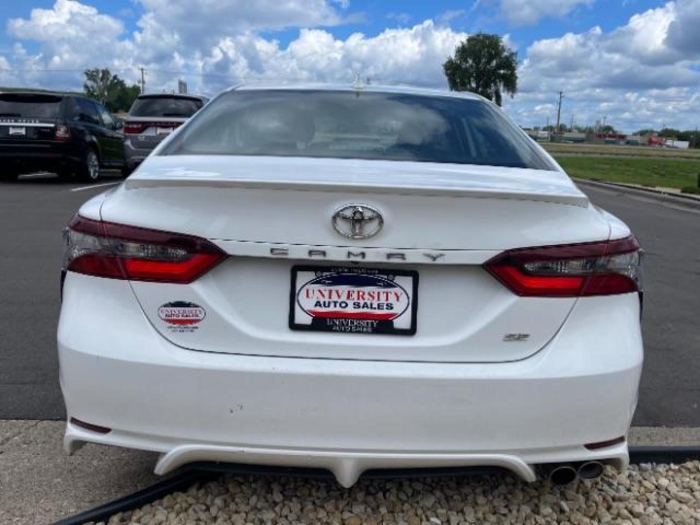 2022 Super White Toyota Camry SE (4T1G11AK0NU) with an 2.5L L4 DOHC 16V engine, 8-Speed Automatic transmission, located at 745 S Robert St, St. Paul, MN, 55107, (651) 222-2991, 44.923389, -93.081215 - Photo#4