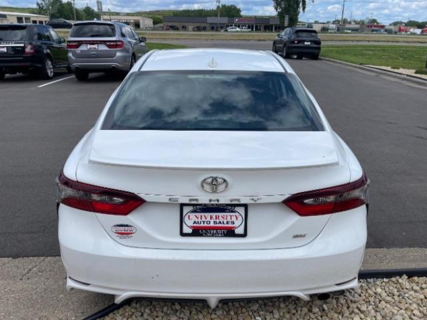 2022 Super White Toyota Camry SE (4T1G11AK0NU) with an 2.5L L4 DOHC 16V engine, 8-Speed Automatic transmission, located at 745 S Robert St, St. Paul, MN, 55107, (651) 222-2991, 44.923389, -93.081215 - Photo#7