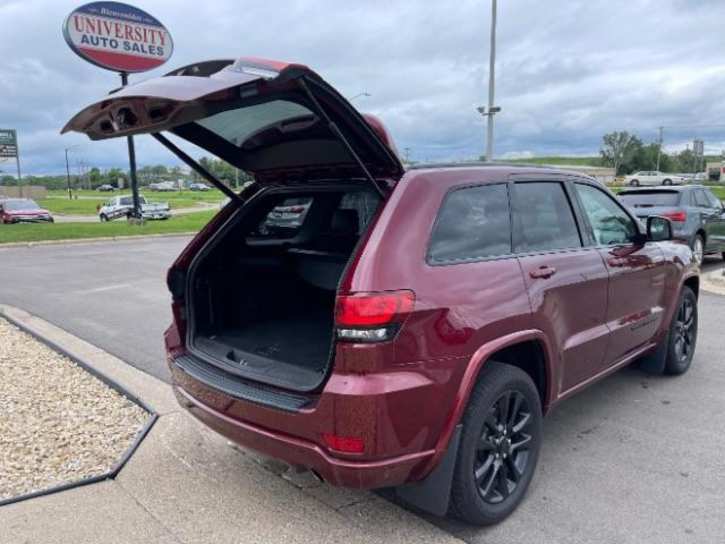 2018 Velvet Red Pearl Coat Jeep Grand Cherokee Laredo 4WD (1C4RJFAGXJC) with an 3.6L V6 DOHC 24V engine, 8-Speed Automatic transmission, located at 745 S Robert St, St. Paul, MN, 55107, (651) 222-2991, 44.923389, -93.081215 - Photo#9