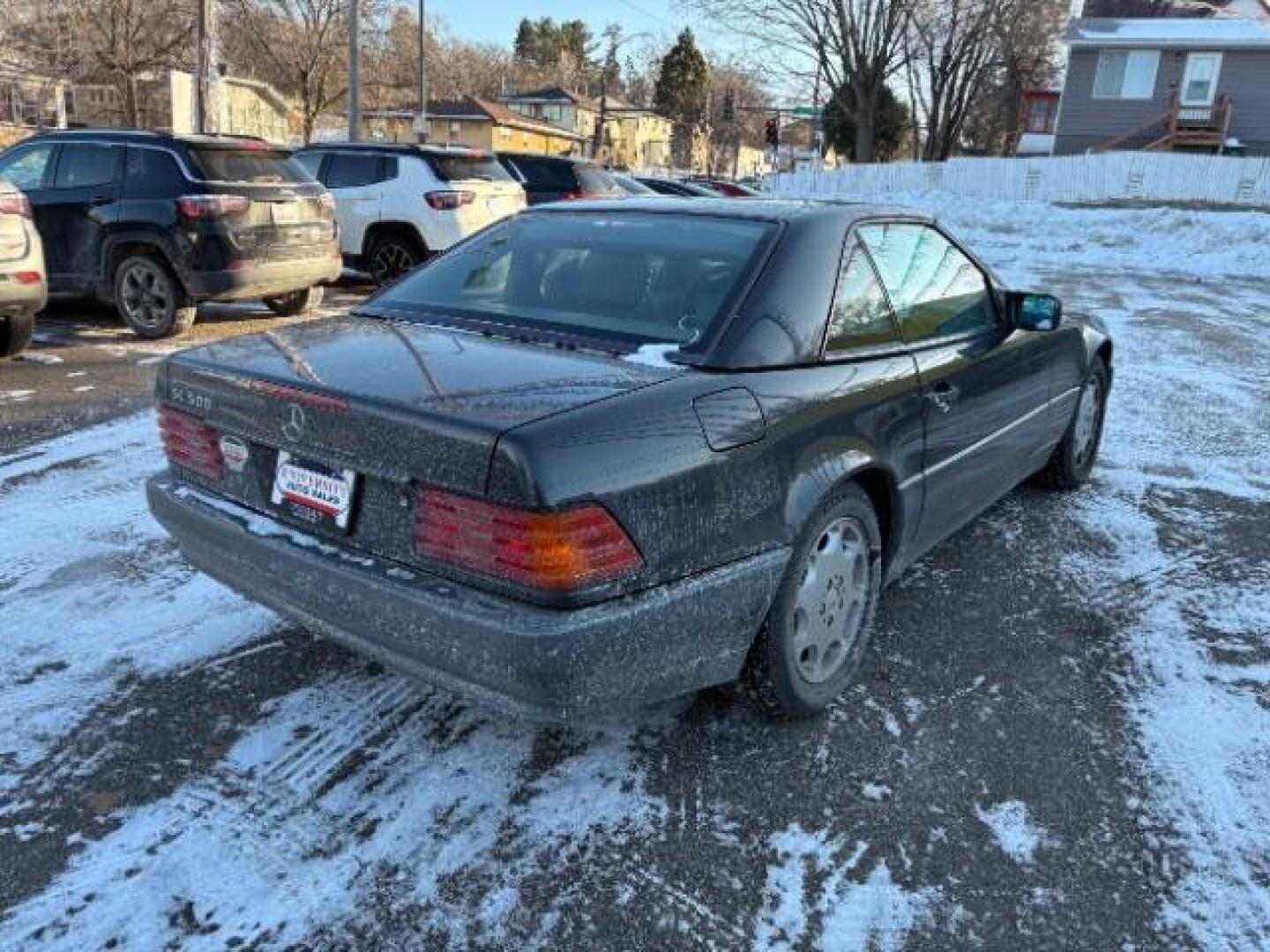 1995 Silver Mercedes-Benz SL-Class SL500 Roadster (WDBFA67E6SF) with an 5.0L V8 DOHC 32V engine, 4-Speed Automatic transmission, located at 745 S Robert St, St. Paul, MN, 55107, (651) 222-2991, 44.923389, -93.081215 - Photo#3