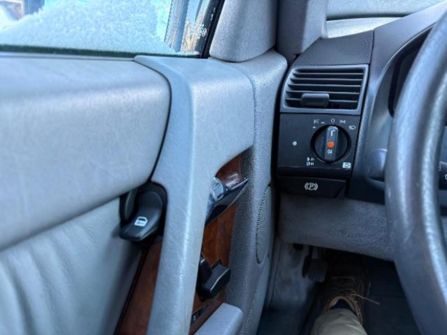 1995 Silver Mercedes-Benz SL-Class SL500 Roadster (WDBFA67E6SF) with an 5.0L V8 DOHC 32V engine, 4-Speed Automatic transmission, located at 745 S Robert St, St. Paul, MN, 55107, (651) 222-2991, 44.923389, -93.081215 - Photo#6