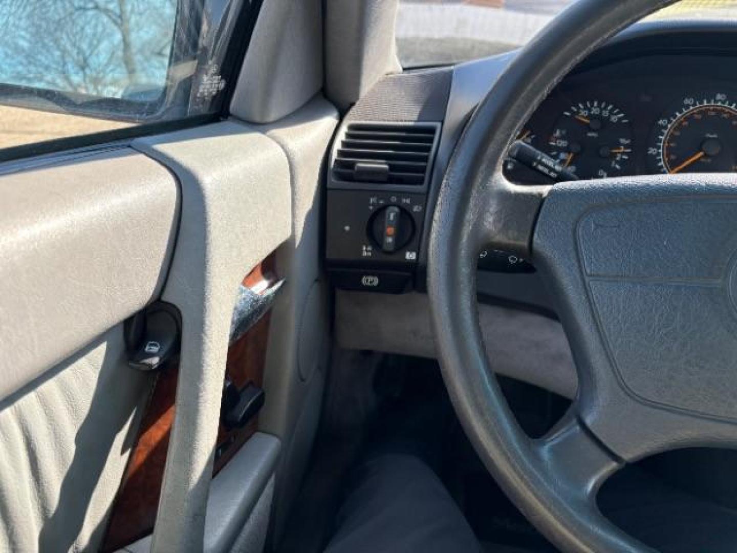 1995 Silver Mercedes-Benz SL-Class SL500 Roadster (WDBFA67E6SF) with an 5.0L V8 DOHC 32V engine, 4-Speed Automatic transmission, located at 745 S Robert St, St. Paul, MN, 55107, (651) 222-2991, 44.923389, -93.081215 - Photo#7