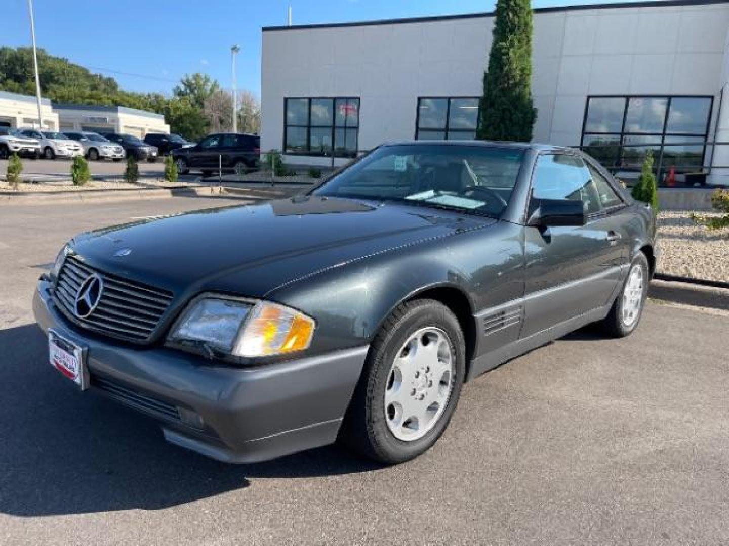 1995 Silver Mercedes-Benz SL-Class SL500 Roadster (WDBFA67E6SF) with an 5.0L V8 DOHC 32V engine, 4-Speed Automatic transmission, located at 3301 W Hwy 13, Burnsville, MN, 55337, (952) 460-3200, 44.775333, -93.320808 - Photo#1