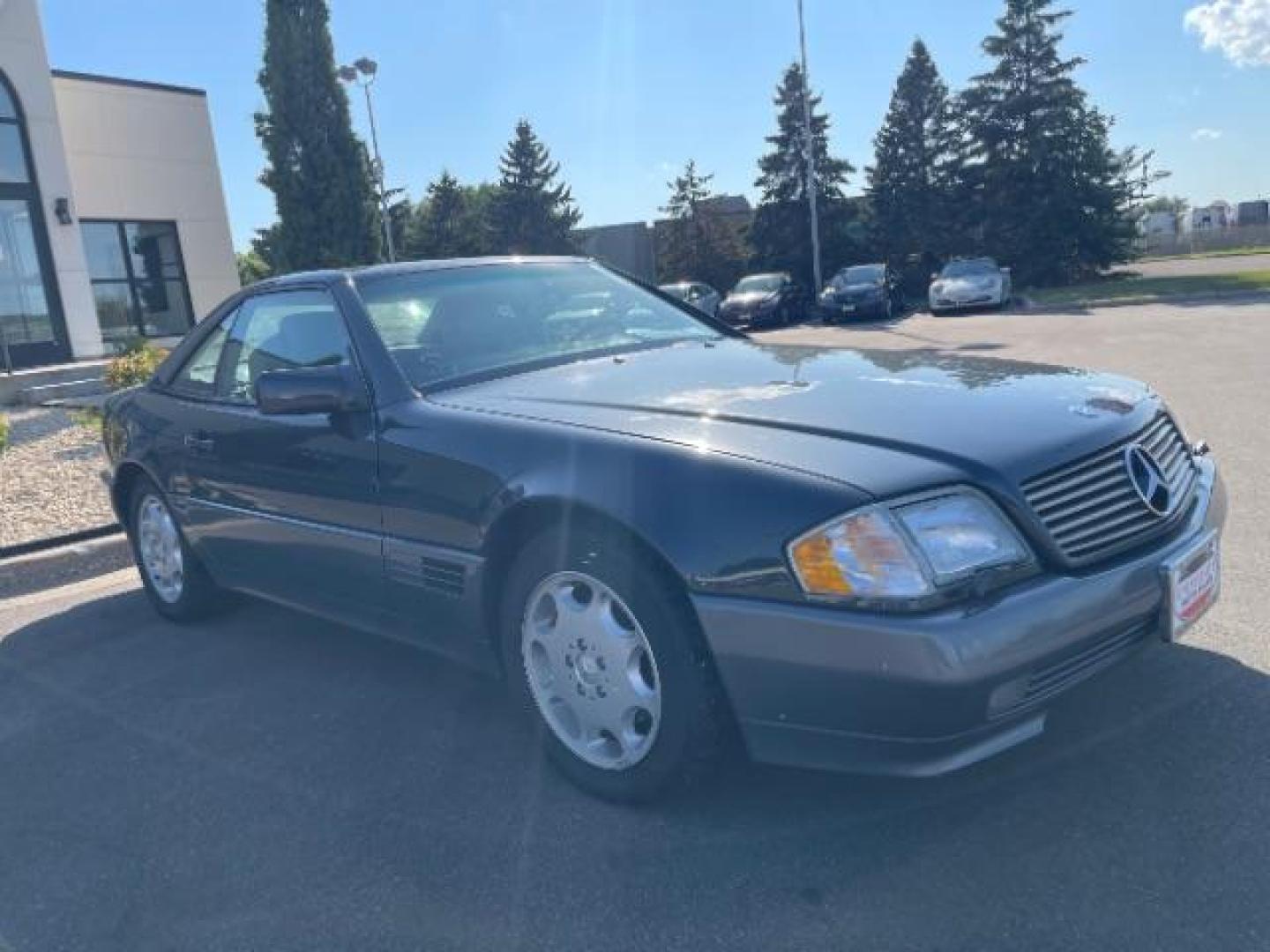 1995 Silver Mercedes-Benz SL-Class SL500 Roadster (WDBFA67E6SF) with an 5.0L V8 DOHC 32V engine, 4-Speed Automatic transmission, located at 3301 W Hwy 13, Burnsville, MN, 55337, (952) 460-3200, 44.775333, -93.320808 - Photo#2