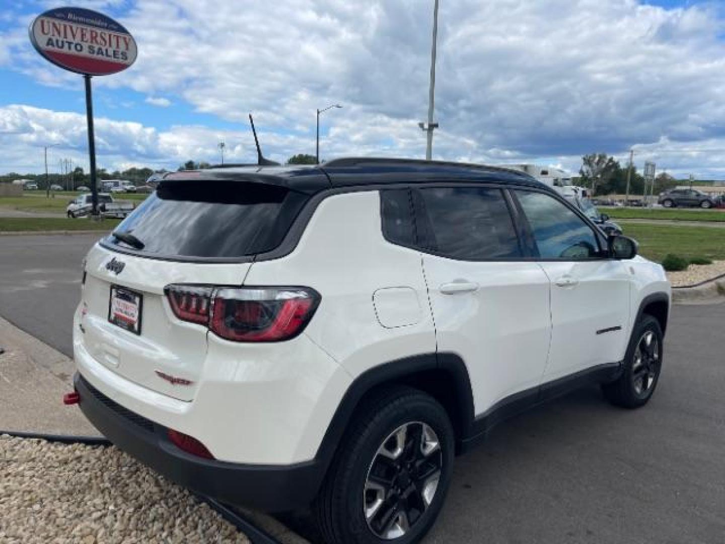 2018 White Clear Coat/Black Clear Coat Jeep Compass Trailhawk 4WD (3C4NJDDBXJT) with an 2.4L L4 DOHC 16V engine, 9-Speed Automatic transmission, located at 745 S Robert St, St. Paul, MN, 55107, (651) 222-2991, 44.923389, -93.081215 - Photo#3