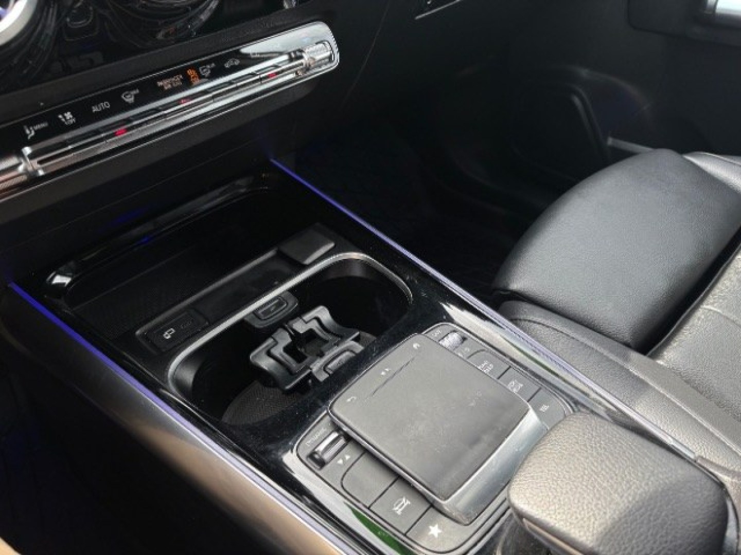 2021 Mercedes-Benz GLA-Class GLA250 4MATIC (W1N4N4HB6MJ) with an 2.0L L4 DOHC 16V TUR engine, 8-Speed Automatic transmission, located at 745 S Robert St, St. Paul, MN, 55107, (651) 222-2991, 44.923389, -93.081215- Photo#13