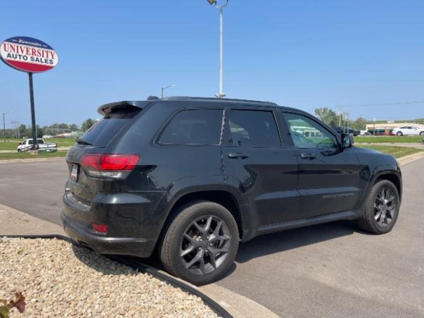 2019 Diamond Black Crystal Pearl Coat Jeep Grand Cherokee Limited 4WD (1C4RJFBG0KC) with an 3.6L V6 DOHC 24V engine, 8-Speed Automatic transmission, located at 745 S Robert St, St. Paul, MN, 55107, (651) 222-2991, 44.923389, -93.081215 - Photo#4