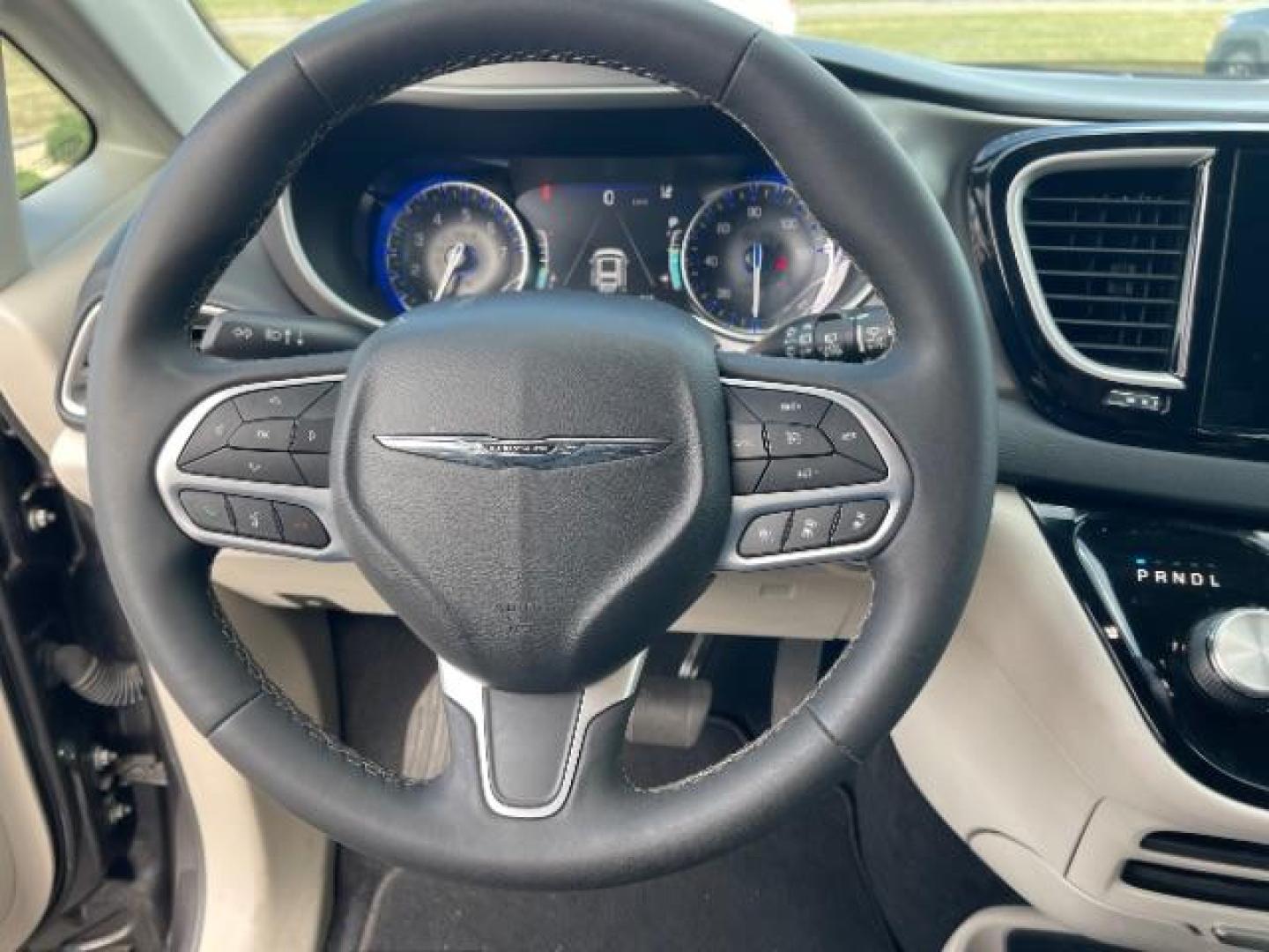 2022 Granite Crystal Metallic Clear Coat Chrysler Pacifica Touring-L (2C4RC1BG0NR) with an 3.6L V6 DOHC 24V engine, 9-Speed Automatic transmission, located at 3301 W Hwy 13, Burnsville, MN, 55337, (952) 460-3200, 44.775333, -93.320808 - Photo#13