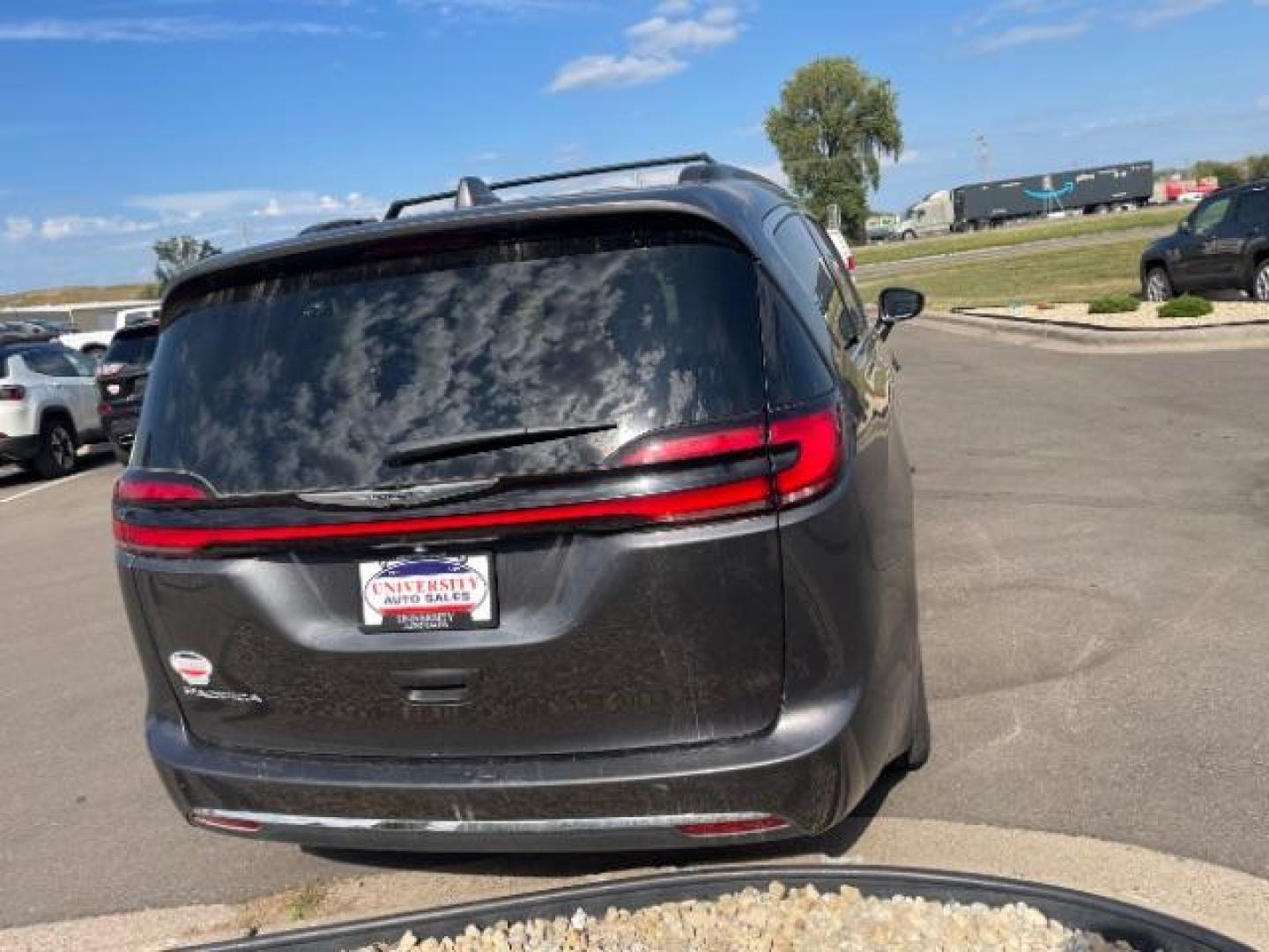 2022 Granite Crystal Metallic Clear Coat Chrysler Pacifica Touring-L (2C4RC1BG0NR) with an 3.6L V6 DOHC 24V engine, 9-Speed Automatic transmission, located at 3301 W Hwy 13, Burnsville, MN, 55337, (952) 460-3200, 44.775333, -93.320808 - Photo#4