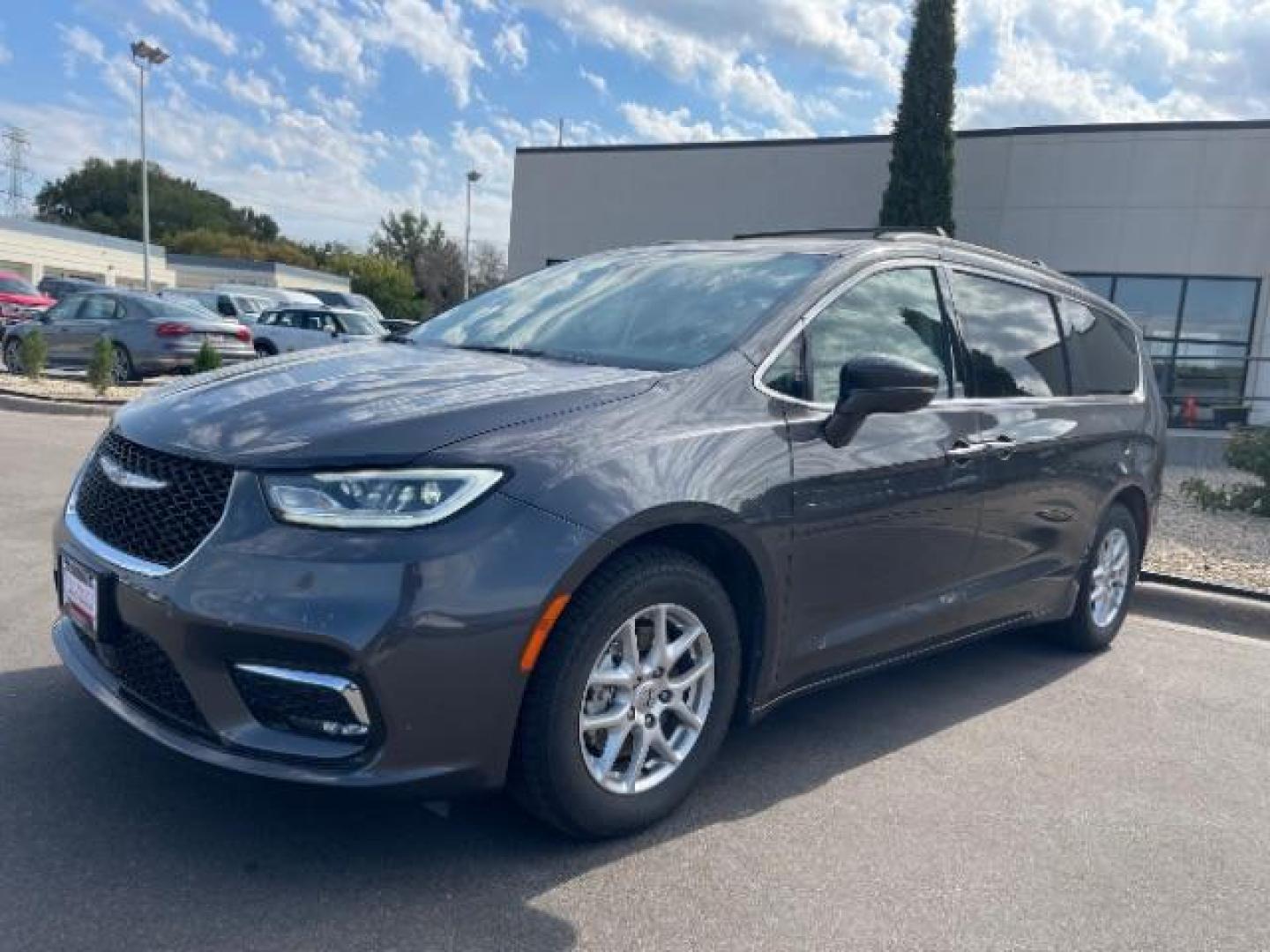 2022 Granite Crystal Metallic Clear Coat Chrysler Pacifica Touring-L (2C4RC1BG0NR) with an 3.6L V6 DOHC 24V engine, 9-Speed Automatic transmission, located at 3301 W Hwy 13, Burnsville, MN, 55337, (952) 460-3200, 44.775333, -93.320808 - Photo#7