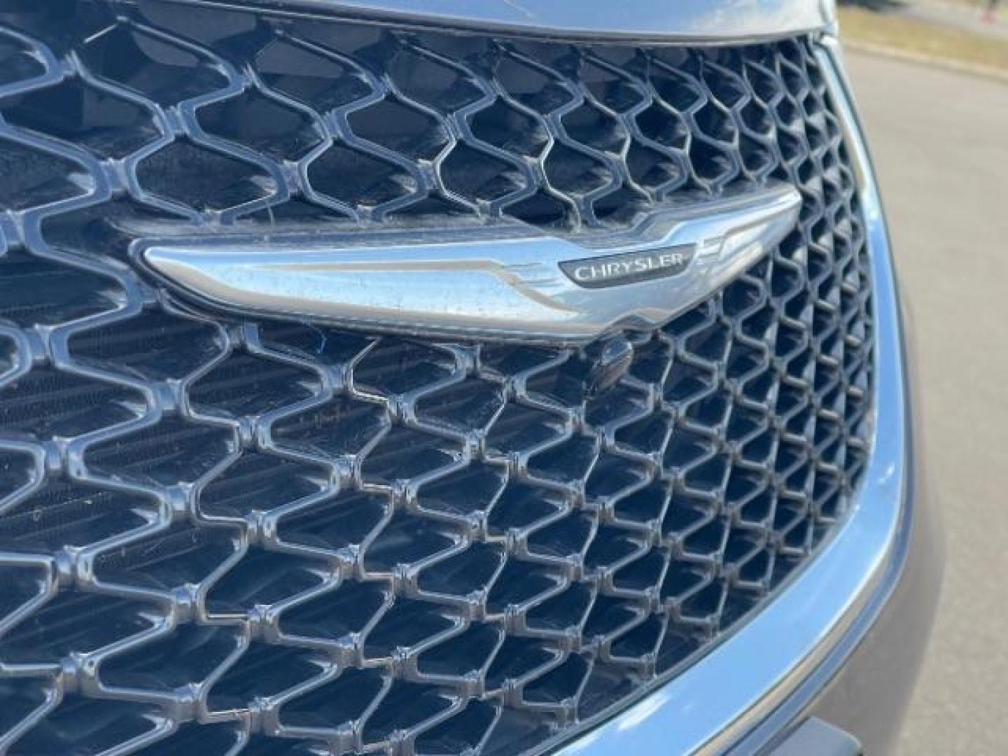 2022 Granite Crystal Metallic Clear Coat Chrysler Pacifica Touring-L (2C4RC1BG0NR) with an 3.6L V6 DOHC 24V engine, 9-Speed Automatic transmission, located at 3301 W Hwy 13, Burnsville, MN, 55337, (952) 460-3200, 44.775333, -93.320808 - Photo#8