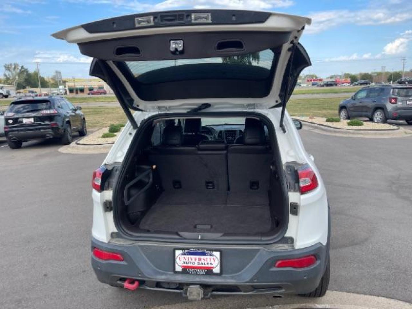 2018 Bright White Clear Coat Jeep Cherokee Trailhawk 4WD (1C4PJMBX3JD) with an 3.2L V6 DOHC 24V engine, 9-Speed Automatic transmission, located at 3301 W Hwy 13, Burnsville, MN, 55337, (952) 460-3200, 44.775333, -93.320808 - Photo#10