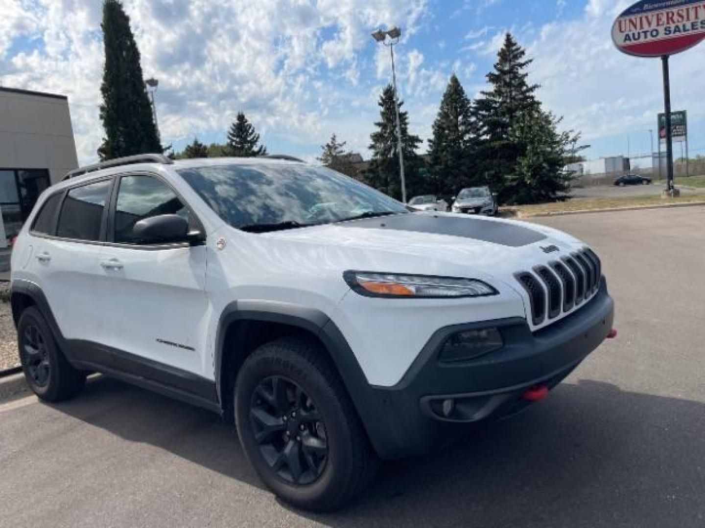 2018 Bright White Clear Coat Jeep Cherokee Trailhawk 4WD (1C4PJMBX3JD) with an 3.2L V6 DOHC 24V engine, 9-Speed Automatic transmission, located at 3301 W Hwy 13, Burnsville, MN, 55337, (952) 460-3200, 44.775333, -93.320808 - Photo#1