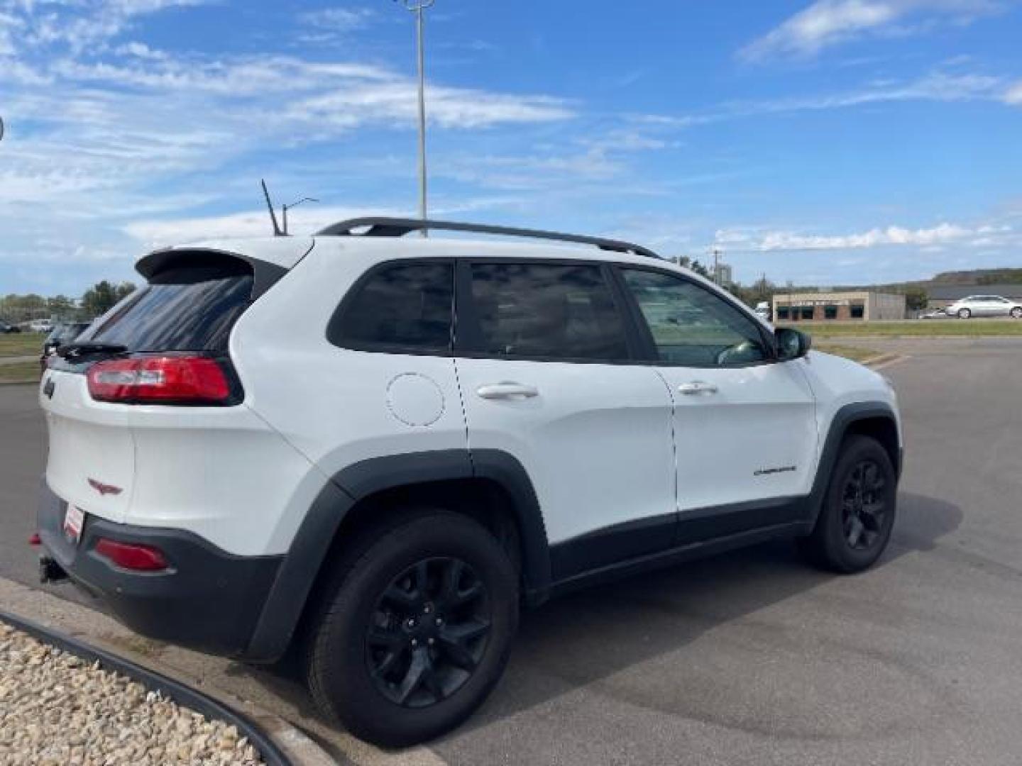 2018 Bright White Clear Coat Jeep Cherokee Trailhawk 4WD (1C4PJMBX3JD) with an 3.2L V6 DOHC 24V engine, 9-Speed Automatic transmission, located at 3301 W Hwy 13, Burnsville, MN, 55337, (952) 460-3200, 44.775333, -93.320808 - Photo#3