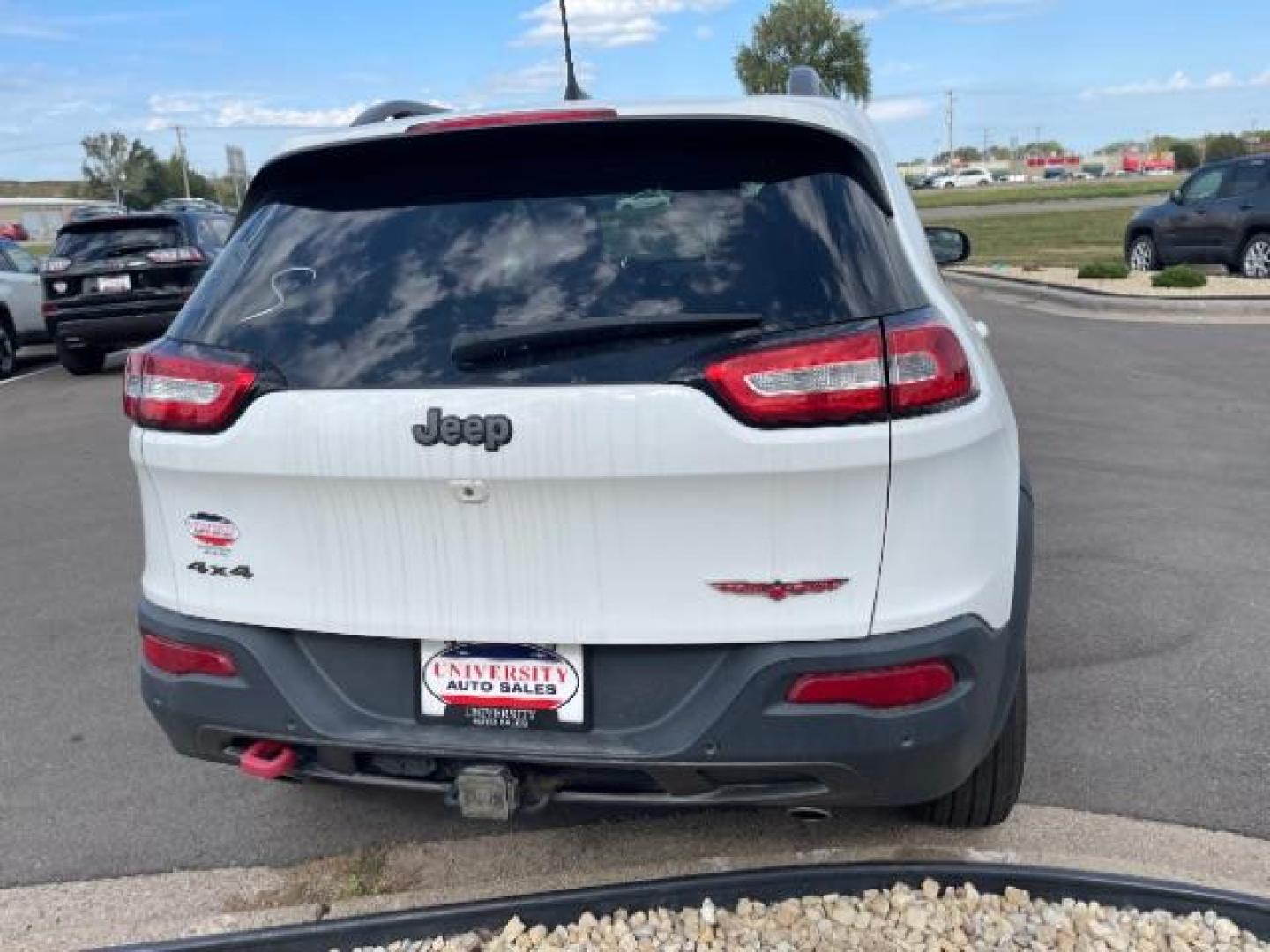 2018 Bright White Clear Coat Jeep Cherokee Trailhawk 4WD (1C4PJMBX3JD) with an 3.2L V6 DOHC 24V engine, 9-Speed Automatic transmission, located at 3301 W Hwy 13, Burnsville, MN, 55337, (952) 460-3200, 44.775333, -93.320808 - Photo#4