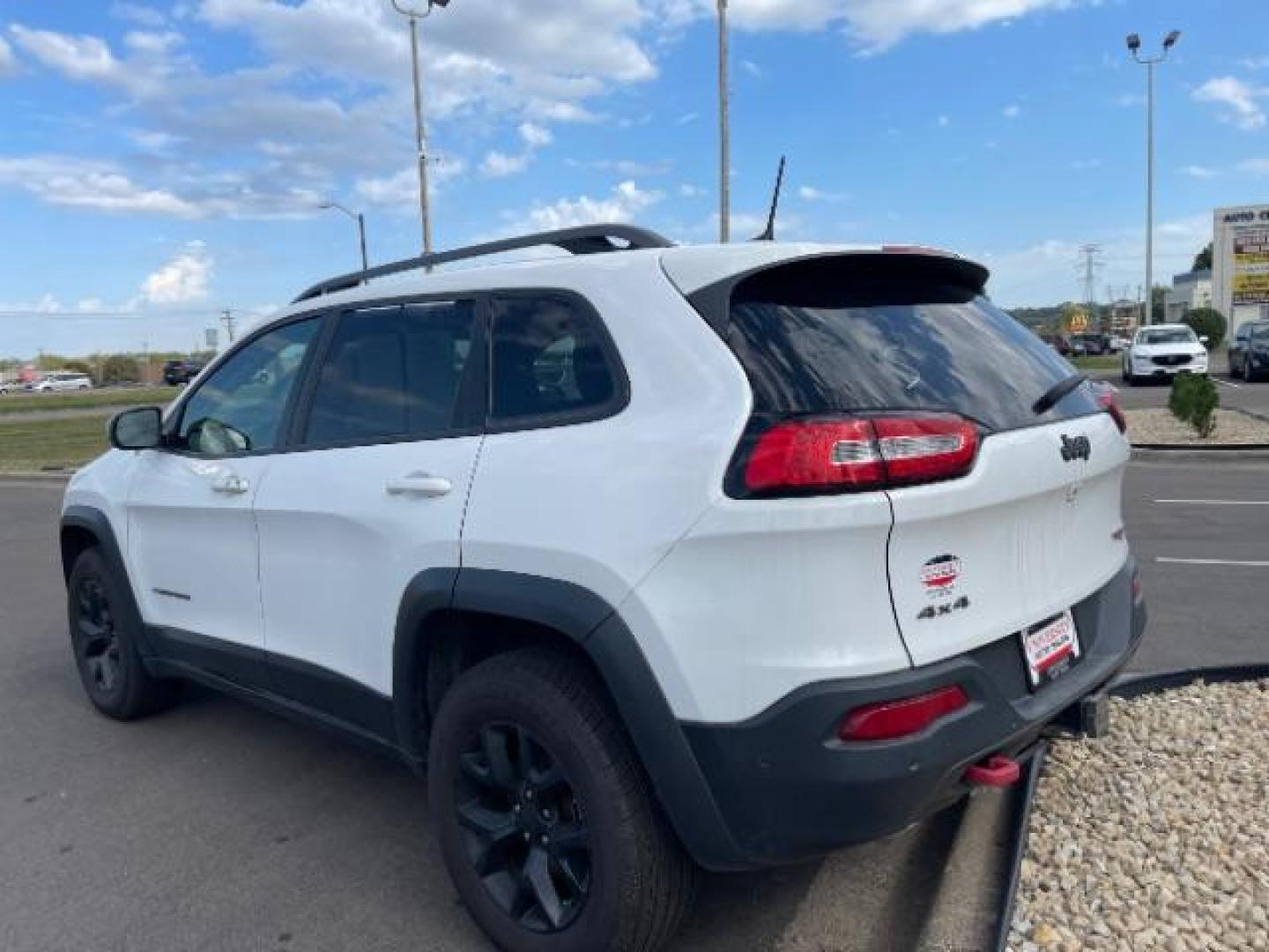 2018 Bright White Clear Coat Jeep Cherokee Trailhawk 4WD (1C4PJMBX3JD) with an 3.2L V6 DOHC 24V engine, 9-Speed Automatic transmission, located at 3301 W Hwy 13, Burnsville, MN, 55337, (952) 460-3200, 44.775333, -93.320808 - Photo#5