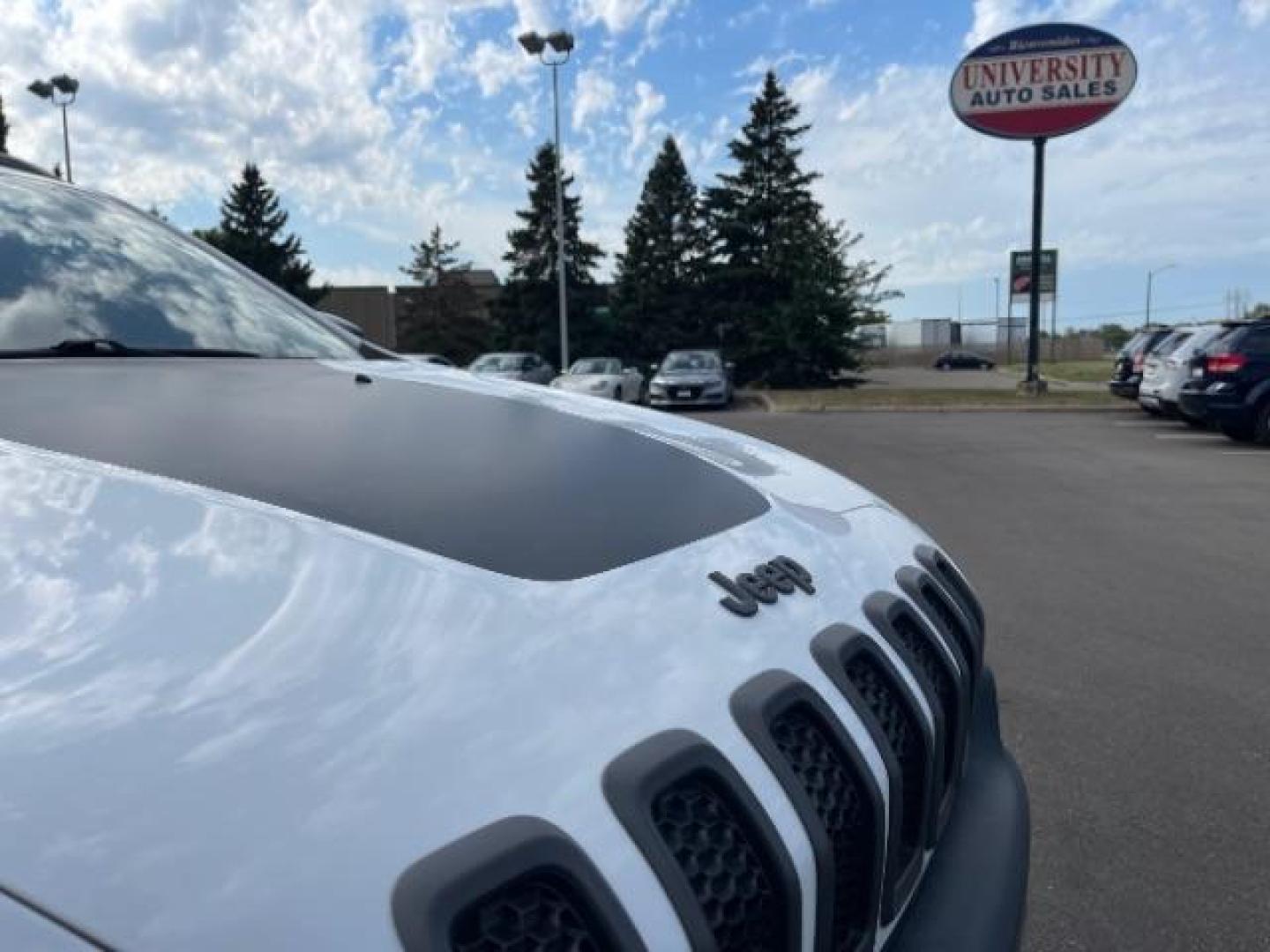 2018 Bright White Clear Coat Jeep Cherokee Trailhawk 4WD (1C4PJMBX3JD) with an 3.2L V6 DOHC 24V engine, 9-Speed Automatic transmission, located at 3301 W Hwy 13, Burnsville, MN, 55337, (952) 460-3200, 44.775333, -93.320808 - Photo#7