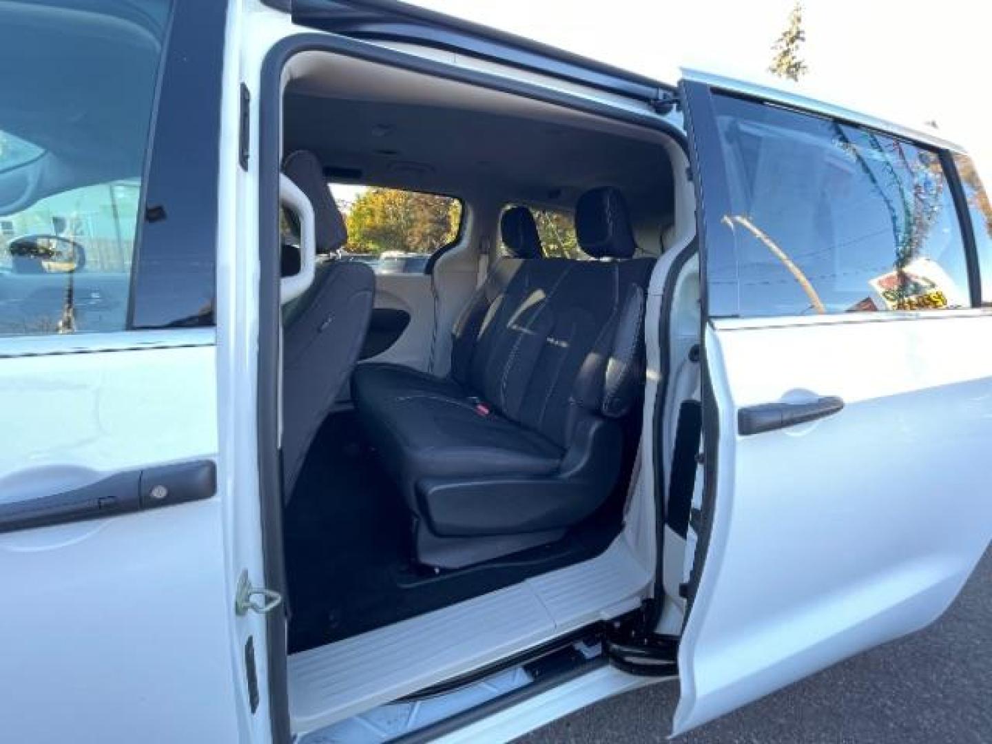 2020 Bright White Clear Coat Chrysler Voyager L (2C4RC1AGXLR) with an 3.6L V6 DOHC 24V engine, 9-Speed Automatic transmission, located at 745 S Robert St, St. Paul, MN, 55107, (651) 222-2991, 44.923389, -93.081215 - Photo#9