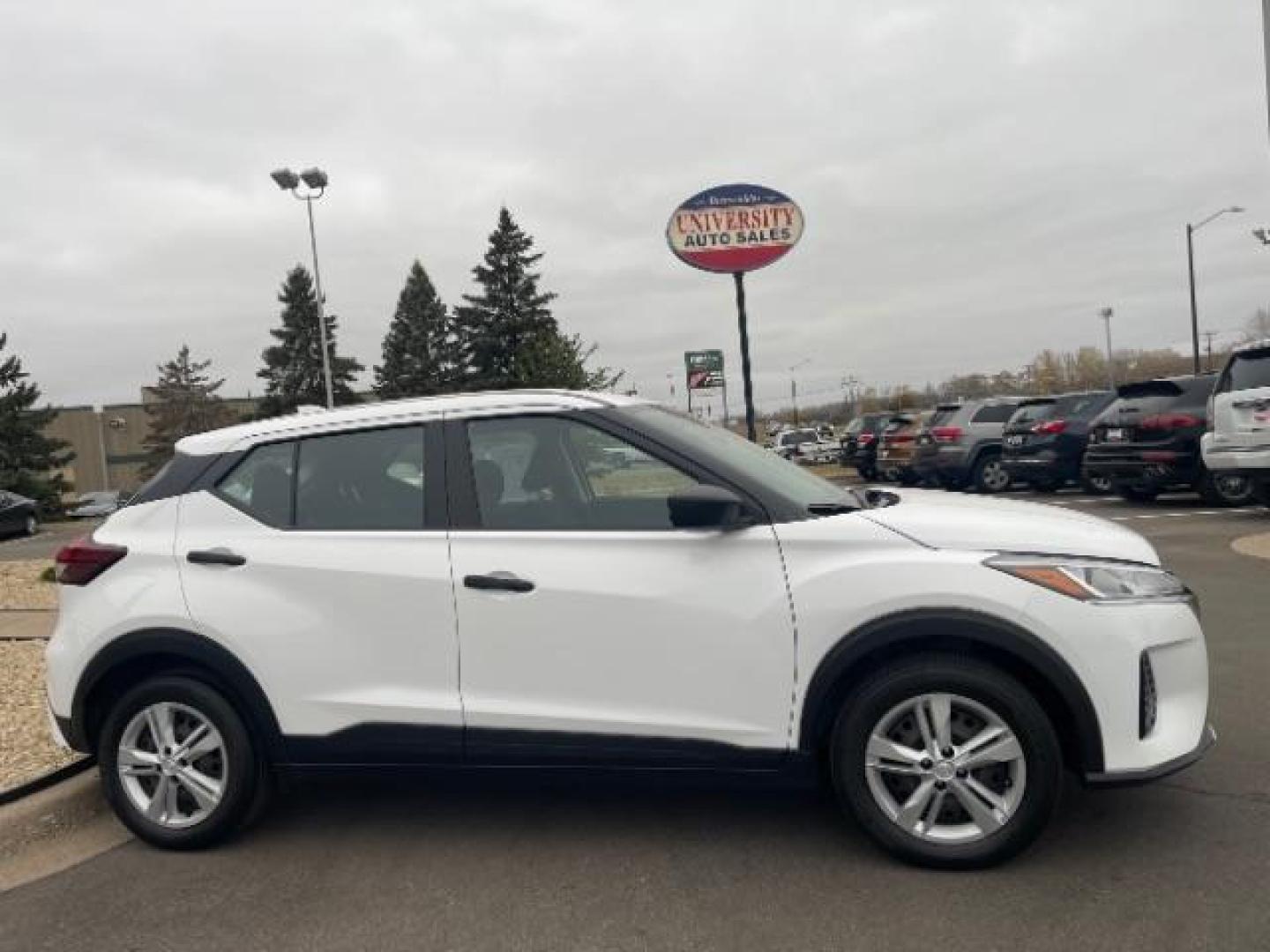 2022 White Nissan Kicks S (3N1CP5BV1NL) with an 1.6L L4 engine, Continuously Variable Transmission transmission, located at 745 S Robert St, St. Paul, MN, 55107, (651) 222-2991, 44.923389, -93.081215 - Photo#2