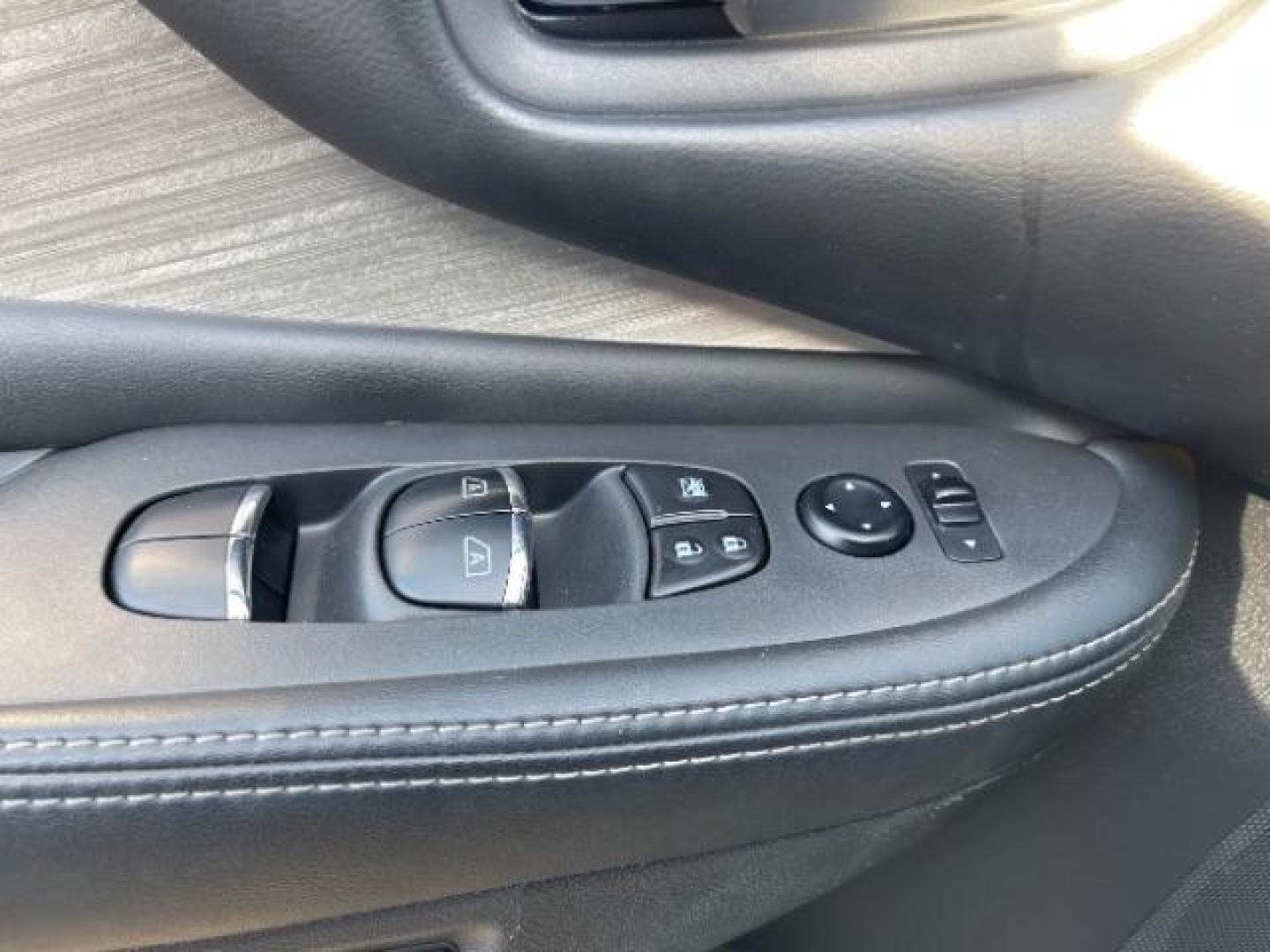 2016 Magnetic Black Nissan Murano Platinum AWD (5N1AZ2MH1GN) with an 3.5L V6 DOHC 24V engine, Continuously Variable Transmission transmission, located at 3301 W Hwy 13, Burnsville, MN, 55337, (952) 460-3200, 44.775333, -93.320808 - Photo#18