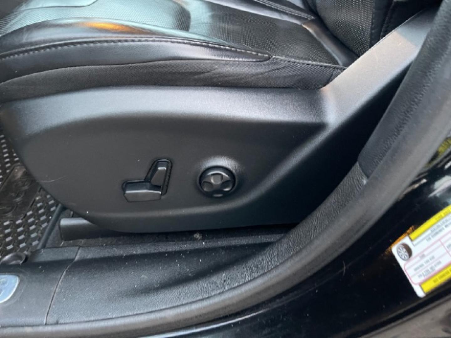 2019 Diamond Black Crystal Pearl Coat Jeep Cherokee Limited 4WD (1C4PJMDX7KD) with an 3.2L V6 DOHC 24V engine, 9-Speed Automatic transmission, located at 745 S Robert St, St. Paul, MN, 55107, (651) 222-2991, 44.923389, -93.081215- Photo#17