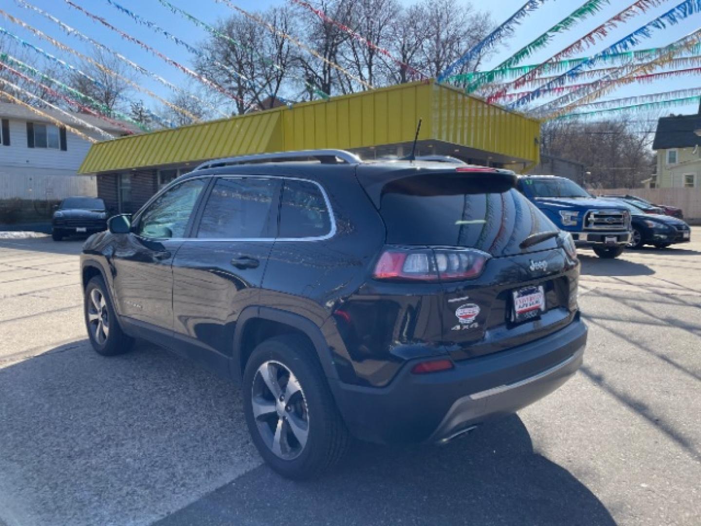2019 Diamond Black Crystal Pearl Coat Jeep Cherokee Limited 4WD (1C4PJMDX7KD) with an 3.2L V6 DOHC 24V engine, 9-Speed Automatic transmission, located at 745 S Robert St, St. Paul, MN, 55107, (651) 222-2991, 44.923389, -93.081215- Photo#5