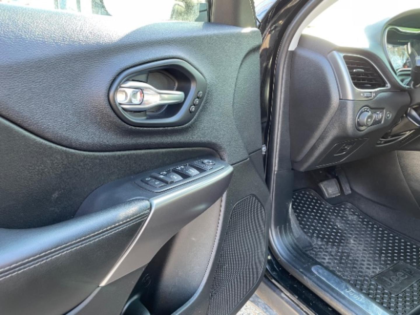 2019 Diamond Black Crystal Pearl Coat Jeep Cherokee Limited 4WD (1C4PJMDX7KD) with an 3.2L V6 DOHC 24V engine, 9-Speed Automatic transmission, located at 745 S Robert St, St. Paul, MN, 55107, (651) 222-2991, 44.923389, -93.081215- Photo#13