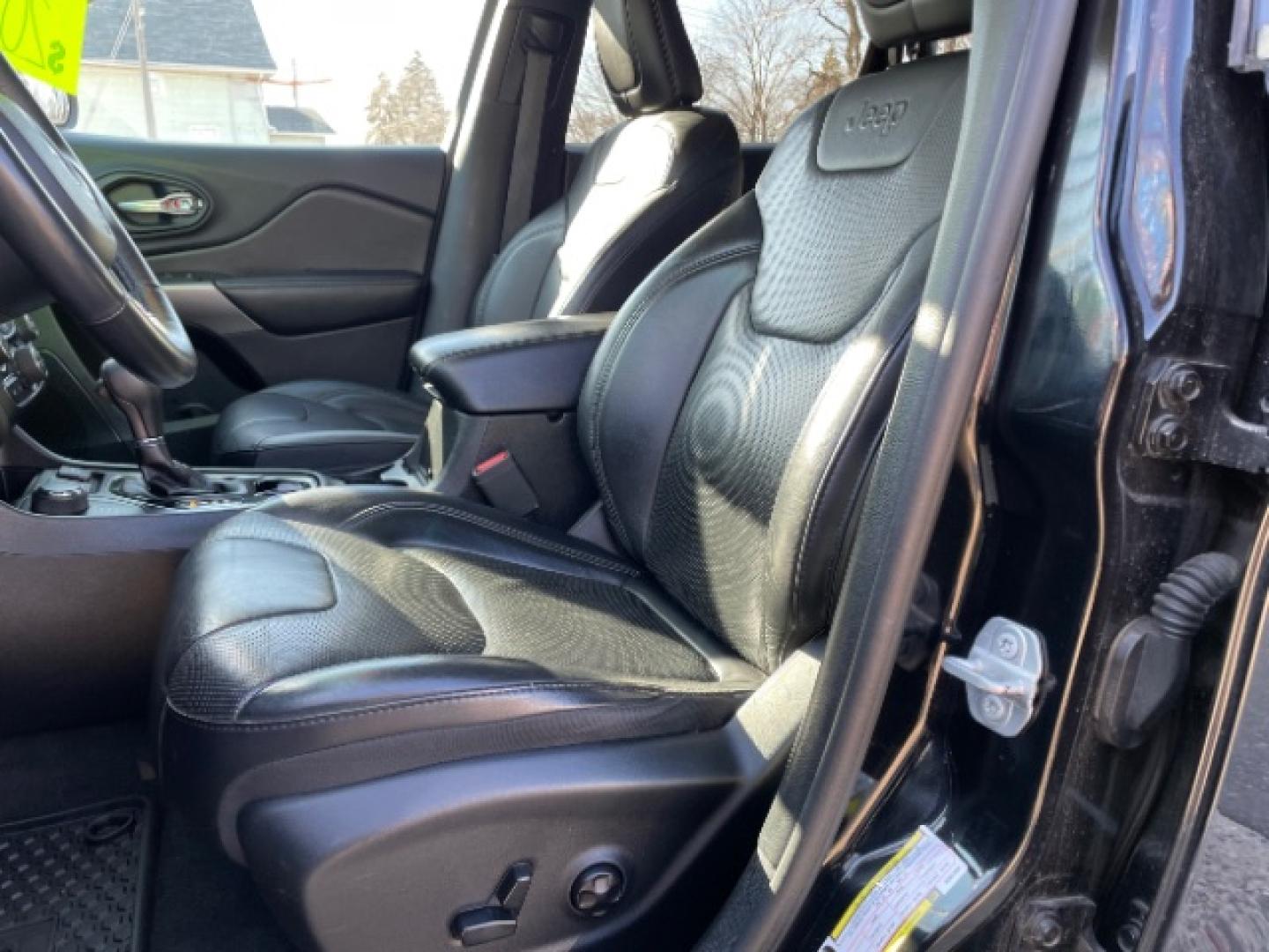 2019 Diamond Black Crystal Pearl Coat Jeep Cherokee Limited 4WD (1C4PJMDX7KD) with an 3.2L V6 DOHC 24V engine, 9-Speed Automatic transmission, located at 745 S Robert St, St. Paul, MN, 55107, (651) 222-2991, 44.923389, -93.081215- Photo#16