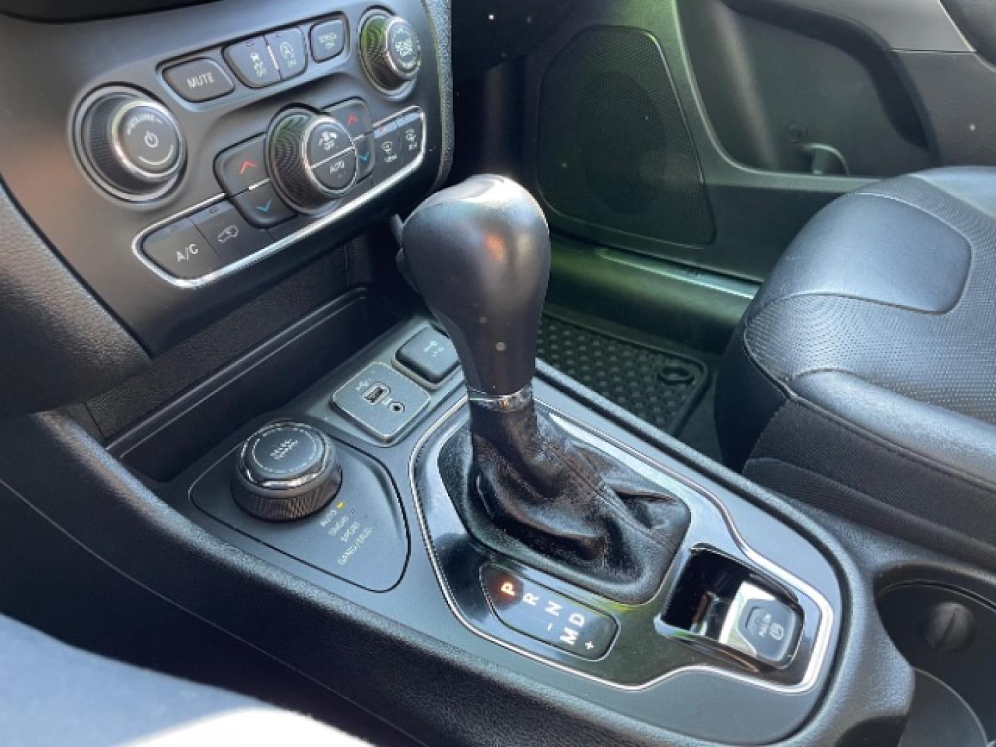 2019 Diamond Black Crystal Pearl Coat Jeep Cherokee Limited 4WD (1C4PJMDX7KD) with an 3.2L V6 DOHC 24V engine, 9-Speed Automatic transmission, located at 745 S Robert St, St. Paul, MN, 55107, (651) 222-2991, 44.923389, -93.081215- Photo#25