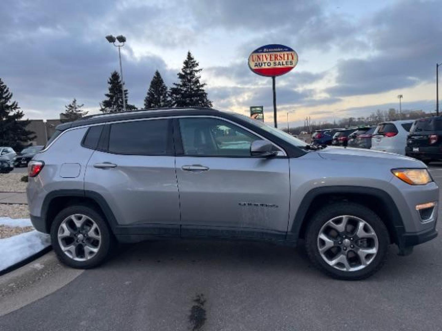 2018 Billet Silver Metallic Clear Coat/Black Clear Coat Jeep Compass Limited 4WD (3C4NJDCB5JT) with an 2.4L L4 DOHC 16V engine, Continuously Variable Transmission transmission, located at 3301 W Hwy 13, Burnsville, MN, 55337, (952) 460-3200, 44.775333, -93.320808 - Photo#3