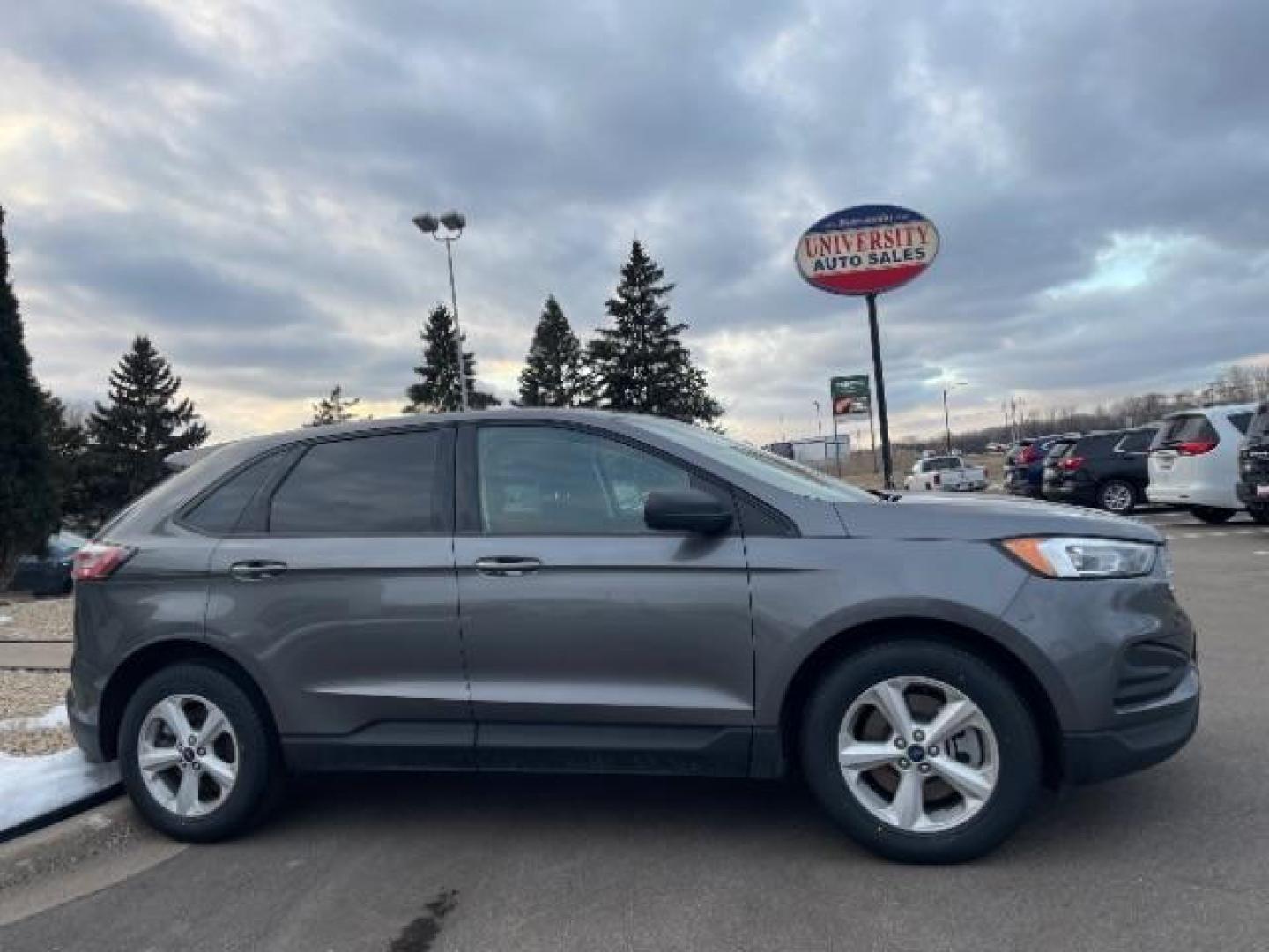 2022 Iconic Silver Metallic Ford Edge SE AWD (2FMPK4G94NB) with an 2.0L L4 DOHC 16V engine, 6-Speed Automatic transmission, located at 3301 W Hwy 13, Burnsville, MN, 55337, (952) 460-3200, 44.775333, -93.320808 - Photo#3