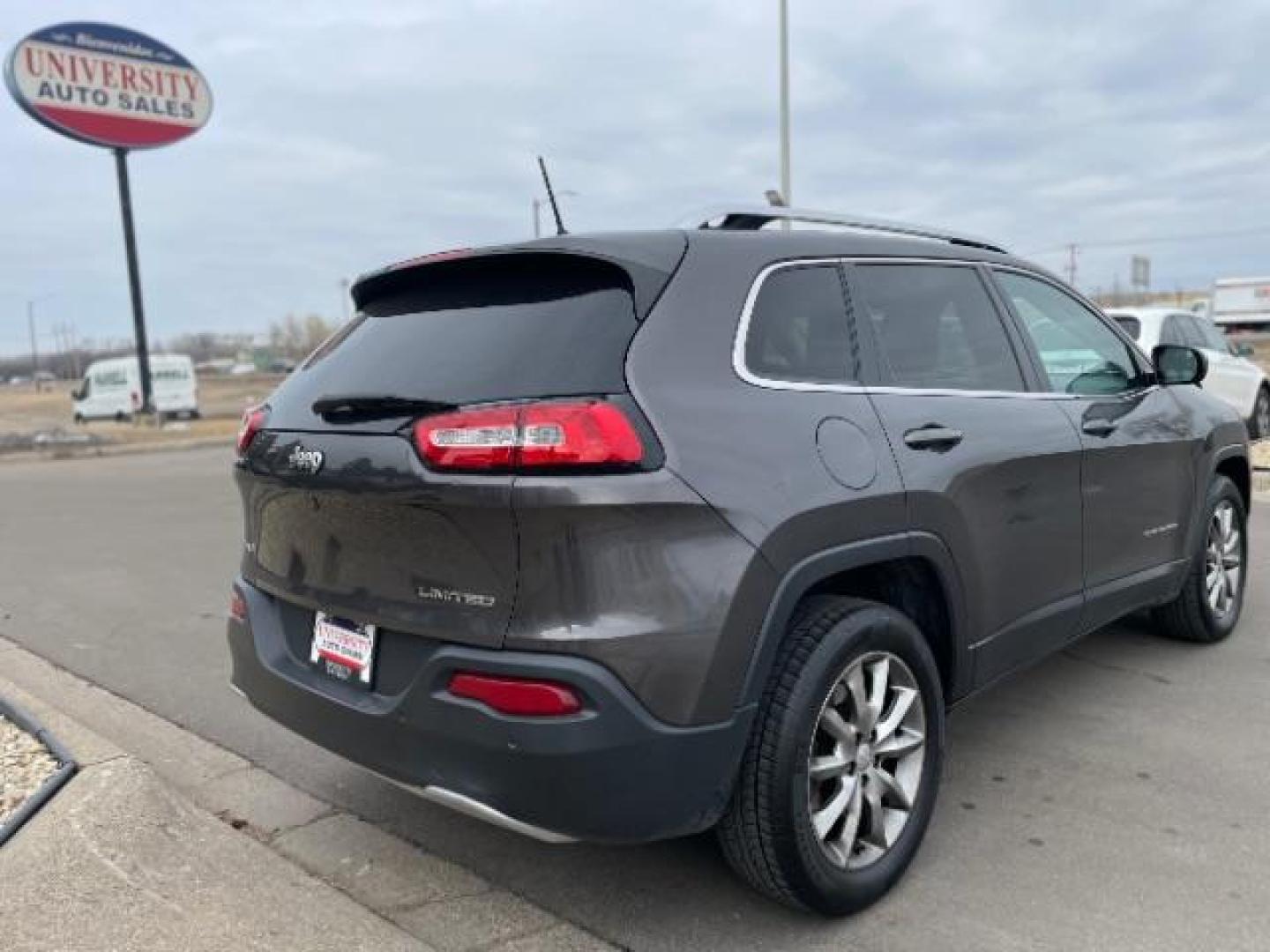 2018 Granite Crystal Metallic Clearcoat Jeep Cherokee Limited 4x4 (1C4PJMDB7JD) with an Pentastar 3.2L V-6 DOHC engine, located at 745 S Robert St, St. Paul, MN, 55107, (651) 222-2991, 44.923389, -93.081215 - Photo#9