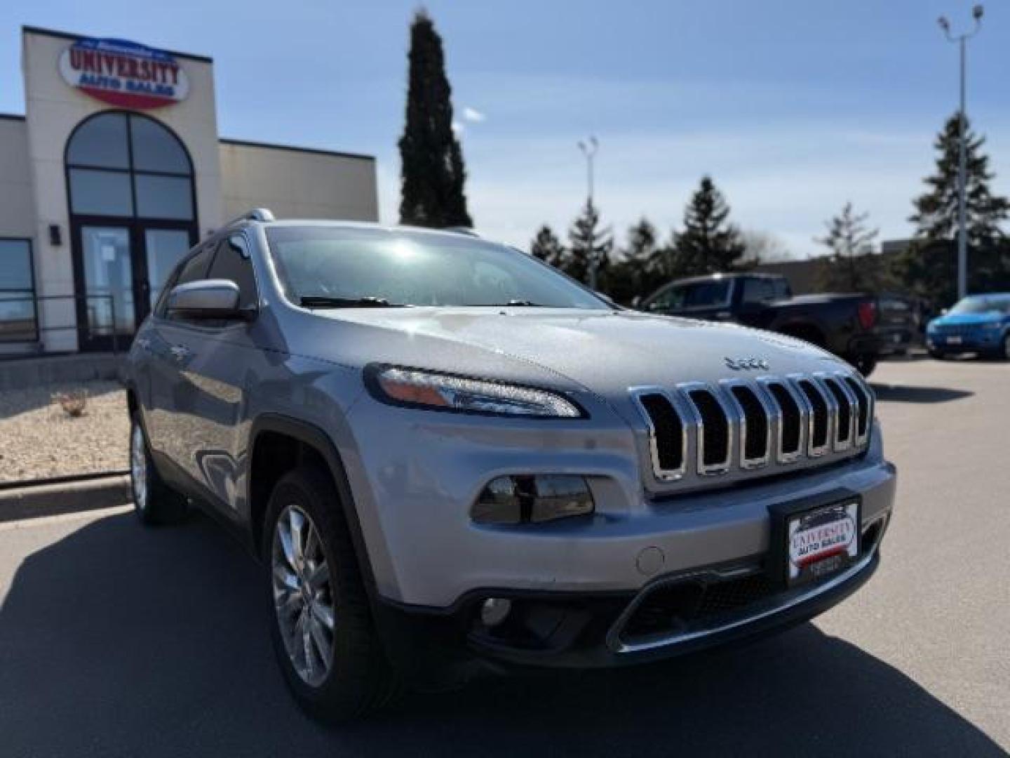 2015 Billet Silver Metallic Clearcoat Jeep Cherokee Limited (1C4PJLDB3FW) , located at 3301 W Hwy 13, Burnsville, MN, 55337, (952) 460-3200, 44.775333, -93.320808 - Photo#4