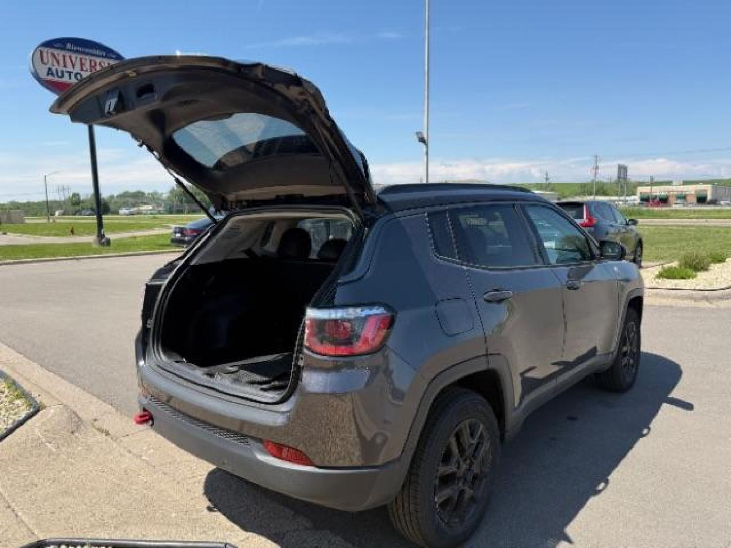 2018 Granite Crystal Metallic Clearcoat Jeep Compass Trailhawk 4x4 (3C4NJDDB9JT) with an 2.4L I-4 variable valve control engine, located at 745 S Robert St, St. Paul, MN, 55107, (651) 222-2991, 44.923389, -93.081215 - Photo#4