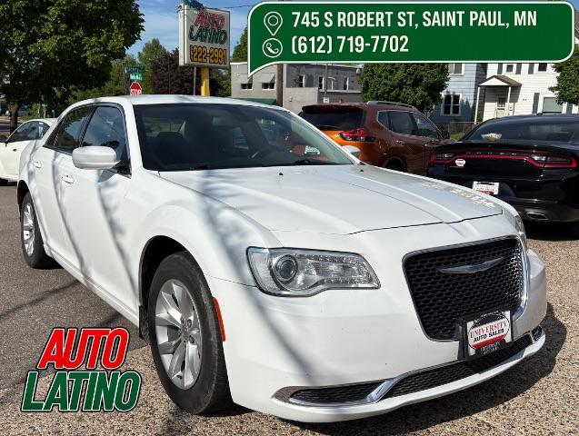 photo of 2018 Chrysler 300 Touring