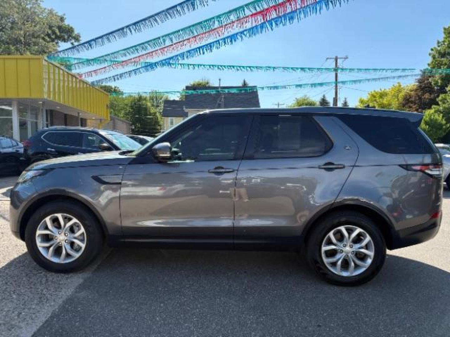 2019 Corris Gray Metallic Land Rover Discovery SE (SALRG2RVXKA) with an 3L V-6 gasoline direct injection engine, located at 745 S Robert St, St. Paul, MN, 55107, (651) 222-2991, 44.923389, -93.081215 - Photo#3
