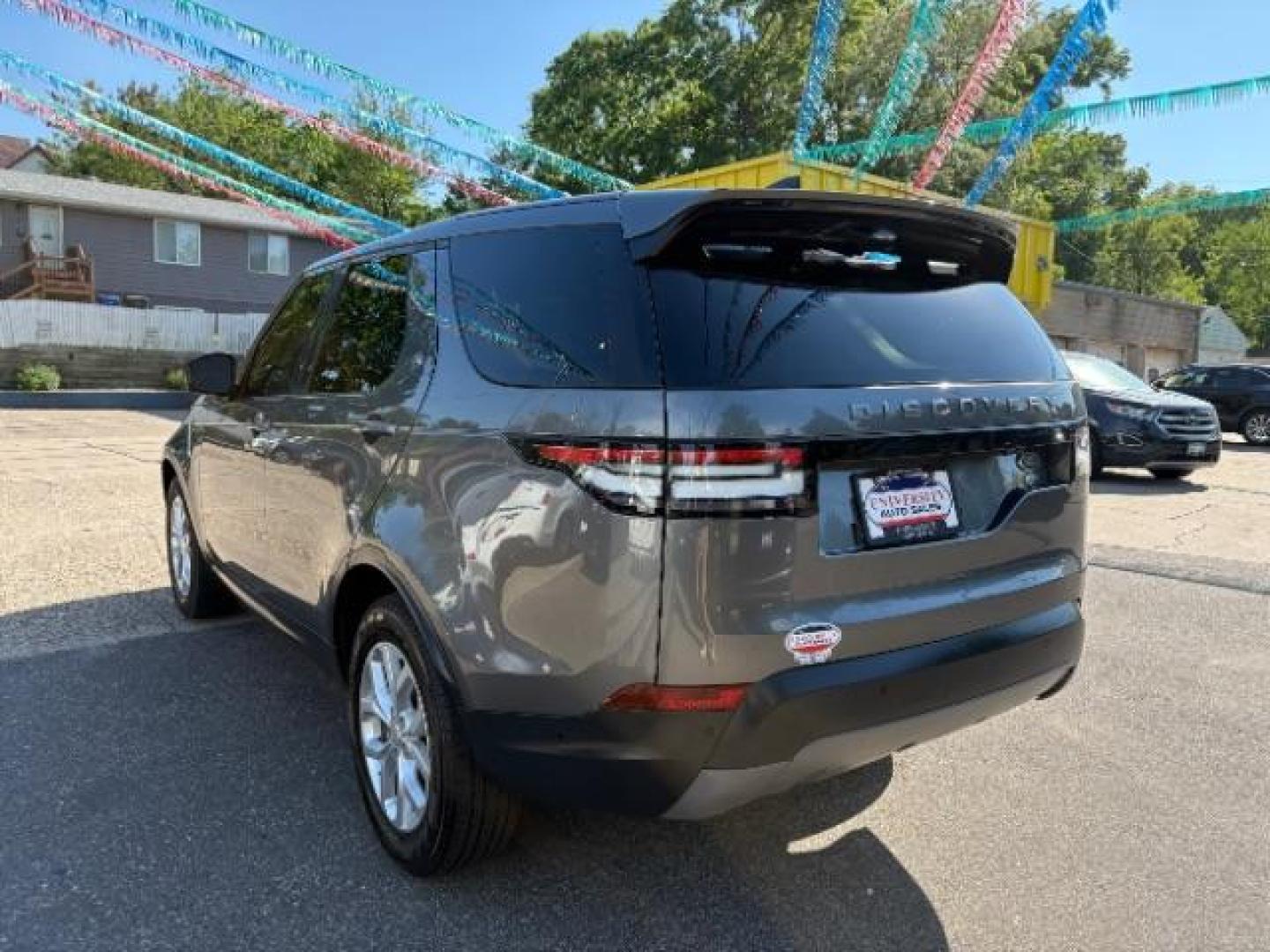 2019 Corris Gray Metallic Land Rover Discovery SE (SALRG2RVXKA) with an 3L V-6 gasoline direct injection engine, located at 745 S Robert St, St. Paul, MN, 55107, (651) 222-2991, 44.923389, -93.081215 - Photo#4