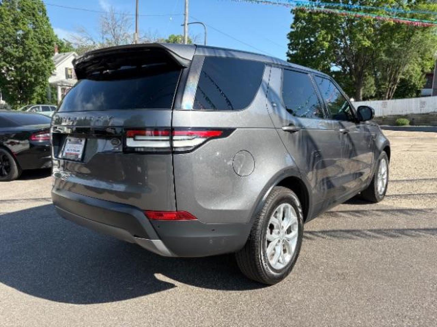 2019 Corris Gray Metallic Land Rover Discovery SE (SALRG2RVXKA) with an 3L V-6 gasoline direct injection engine, located at 745 S Robert St, St. Paul, MN, 55107, (651) 222-2991, 44.923389, -93.081215 - Photo#7