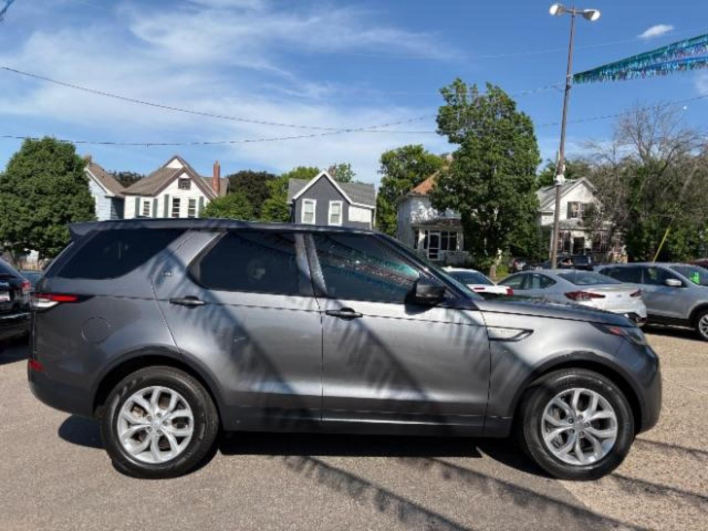 2019 Corris Gray Metallic Land Rover Discovery SE (SALRG2RVXKA) with an 3L V-6 gasoline direct injection engine, located at 745 S Robert St, St. Paul, MN, 55107, (651) 222-2991, 44.923389, -93.081215 - Photo#8